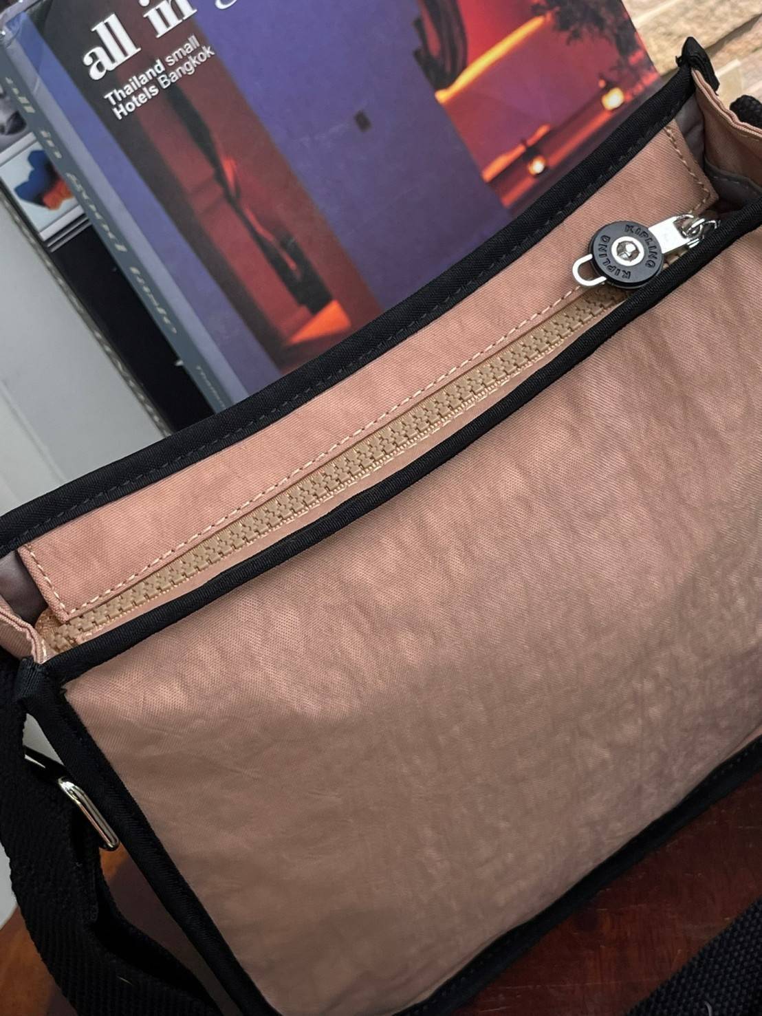 Kipling Patsy M Crossbody คอลเลคชั่นใหม่ล่าสุด ที่ไม่เน้นลวดลายและสีสัน แต่เน้นรูปแบบการใช้งานที่ง่ายแสนง่ายไม่ซับซ้อน ขนาดกำลังดี สามารถใส่ของที่จำเป็นได้ ไม่ว่าจะเป็นโทรศัพท์มือถือหรือกระเป๋าสตางค์ น้ำหนักเบา ด้านในของกระเป๋ายังแบ่งช่องเป็นระเบียบ พกพาไ