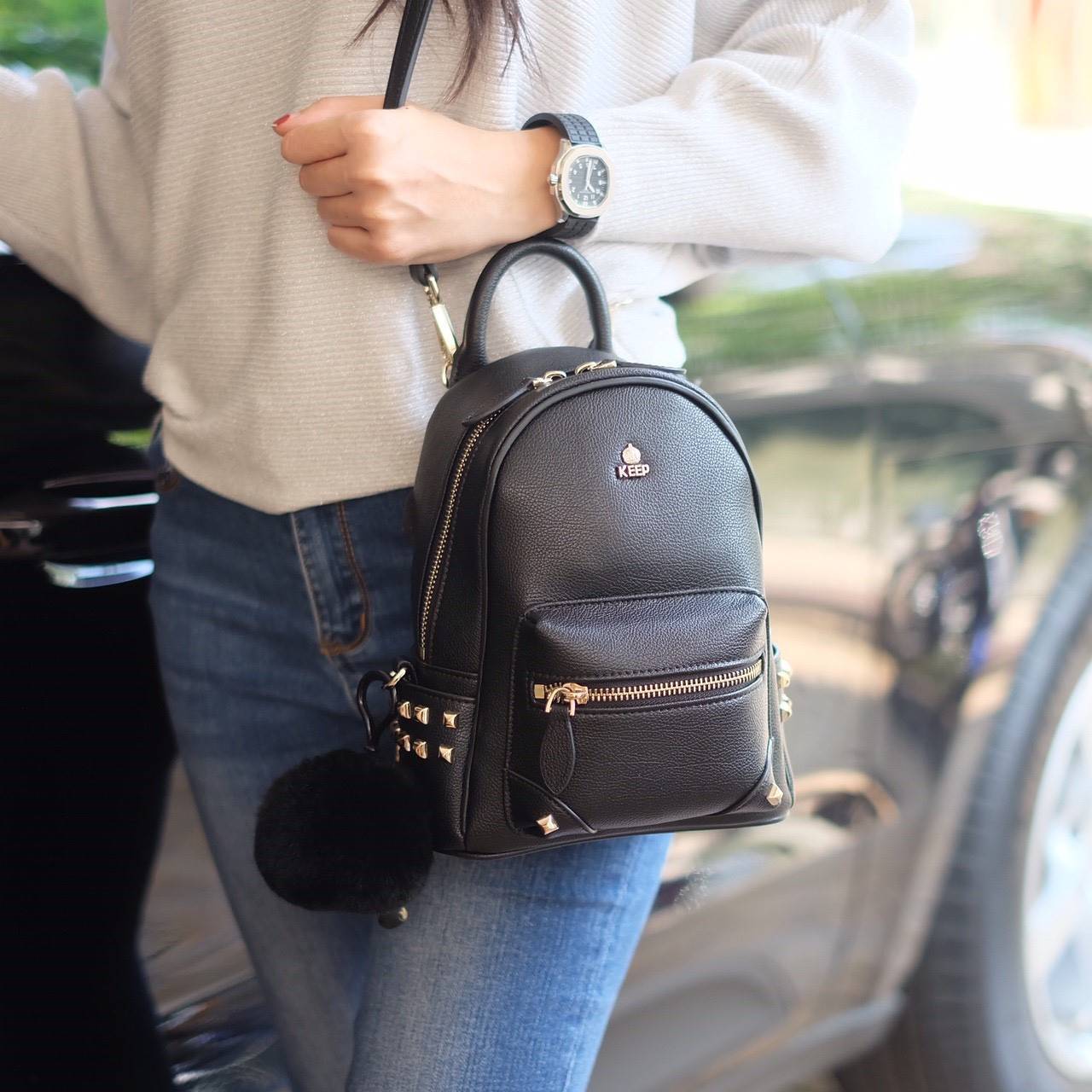 รุ่นใหม่ล่าสุด งานสวยมากๆ การันตีเลย จาก แบรนด์ KEEP รุ่น Duo Sister backpack 🎒 >กระเป๋า หนังวัวแท้ฟอกนาโนเนื้อดี นิ่มมาก ลายหนังชัด ทนทานคะ >น้ำหนักเบา ดีไซด์ ทันสมัย เข้าได้กับทุกชุด >ภายในตัวกระเป๋ามีช่องเก็บของจุกจิก 2 ด้าน กว้าง บุด้