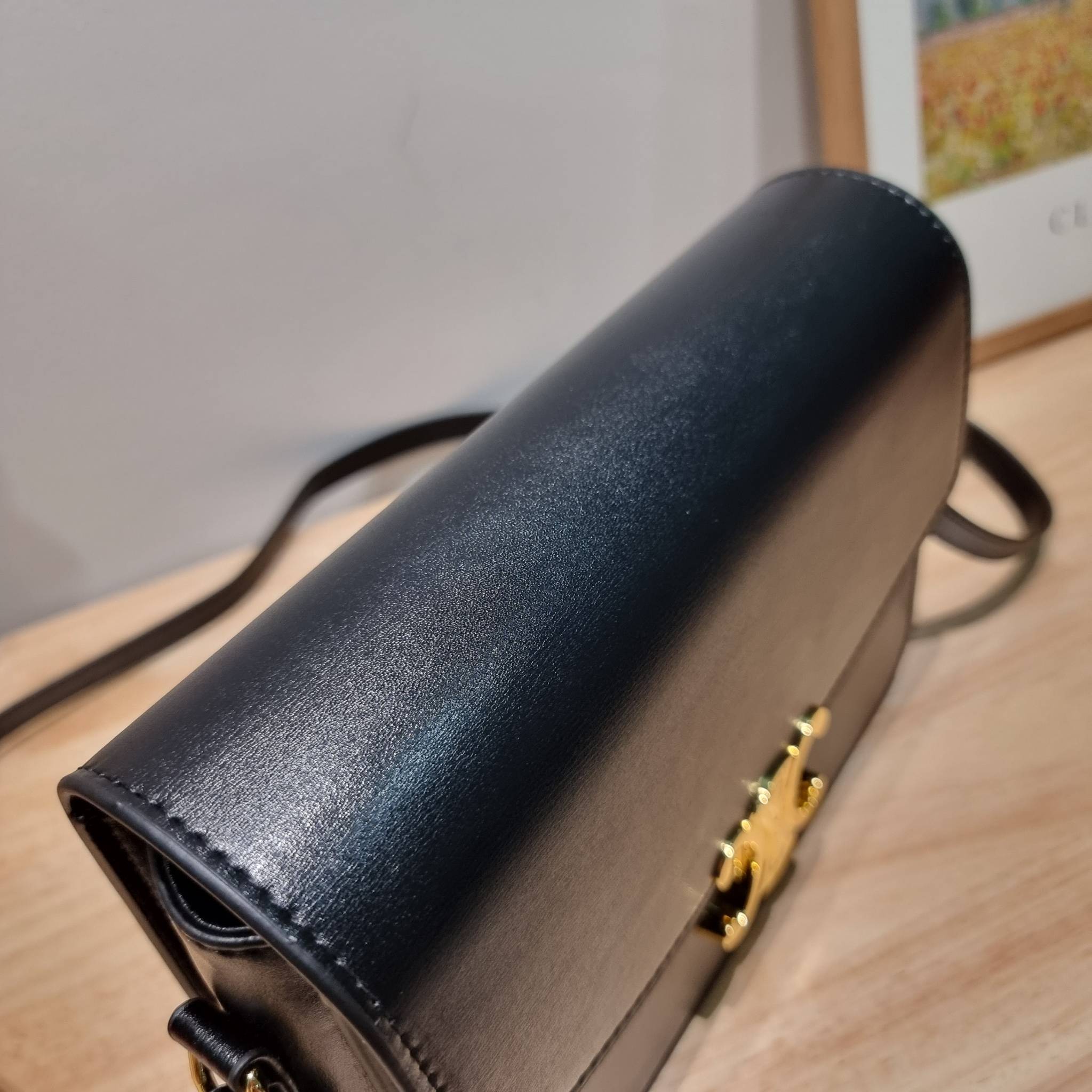 CELINE CLASSIQUE TRIOMPHE BAG IN SHINY CALFSKIN ไอเท็มสุดคลาสสิค ที่ขาดไม่ได้ กระเป๋าสะพายทรงสวยคลาสสิค แฝงความผู้ดี ที่ใช้ได้ทั้งชายหญิง วัสดุหนังคุณภาพดี