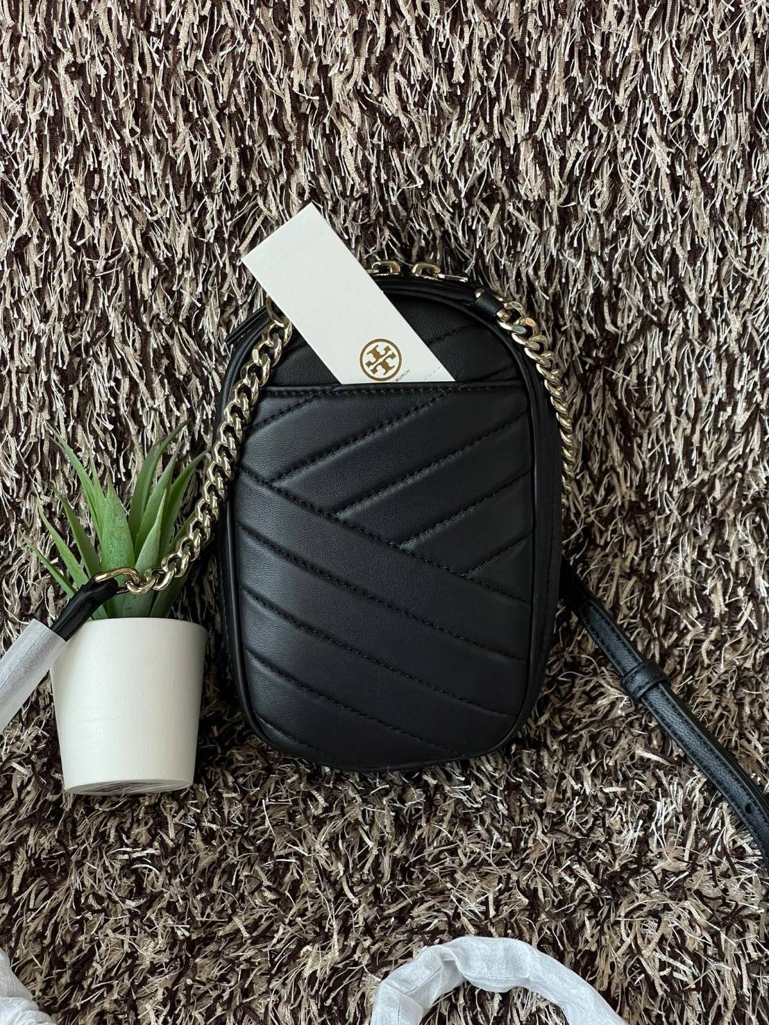Tory burch kira chevron n/s crossbody bag กระเป๋าสำหรับใส่มือถือหรือของจุกจิกต่างๆ ได้กลายมาเป็นแฟชั่นสุดร้อนแรงแห่งปี คอลเลคชั่นนี้ออกมาเพื่อเอาใจสาวๆโดยเฉพาะ สีสันสุภาพเพื่อให้แมทช์กับสีสันของเสื้อผ้า ได้ง่าย ภายในยังสามารถแบ่งสันปันส่วนไว้สำหรับใส่บัตร