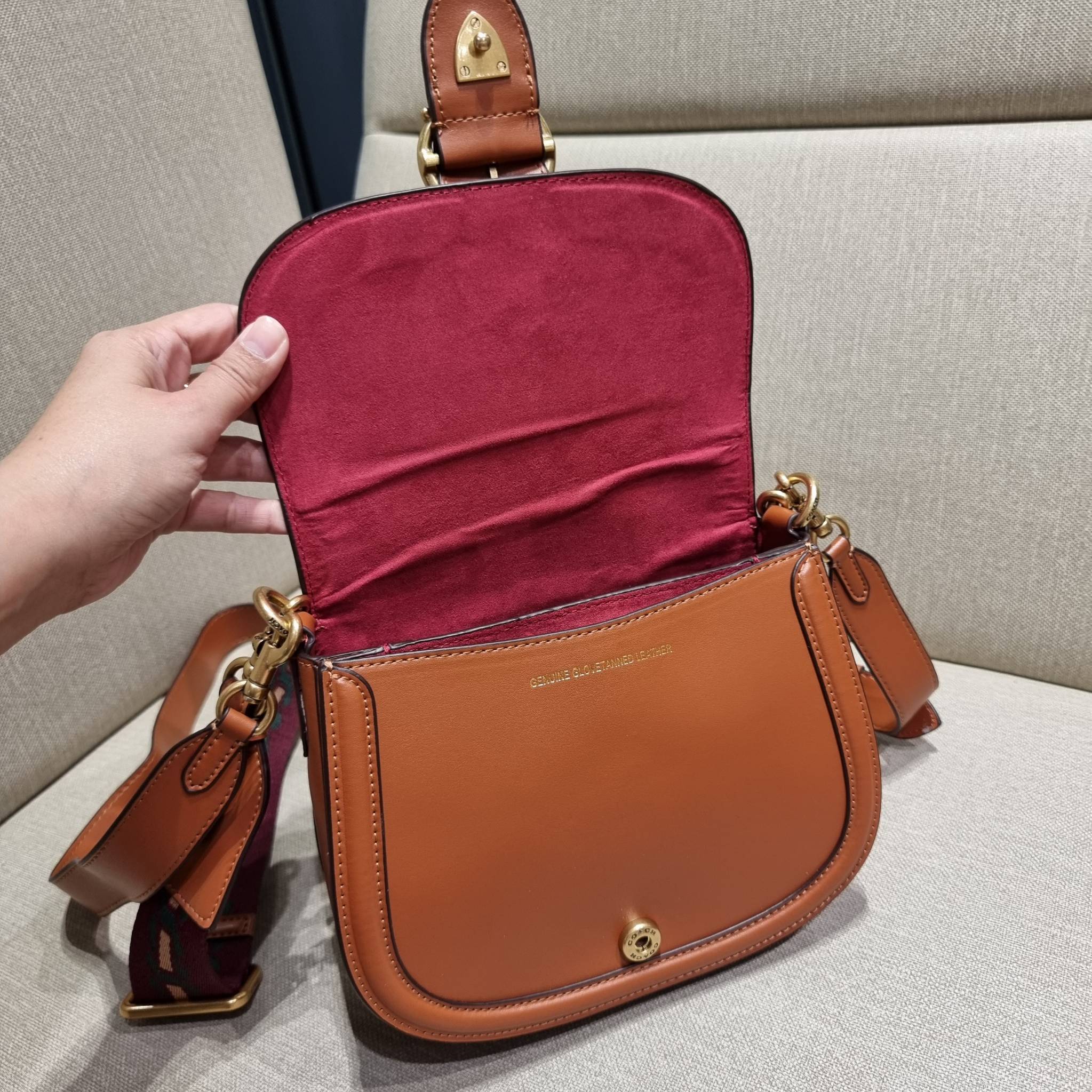 COACH C0749 BEAT SADDLE BAG The best item! ที่สาวๆรอคอย! ฮอตไฟลุก! สีหายาก ละมุนคุณหนู คอลเลคชั่นใหม่ ดีไซน์หรูหรา พิเศษมากๆมาพร้อมสายสะพาย 2 เส้น ใช้คู่กันหรือแยกสะพายก็สวยครบสูตร กระเป๋าสะพายทรง saddle คลาสสิค วัสดุหนัง glove-tanned ทนทาน เปิด-ปิดด้วยกร