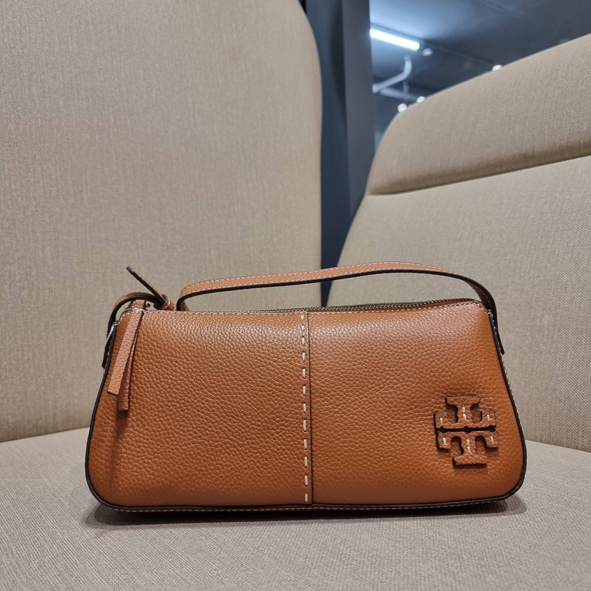 TORY BURCH MCGRAW WEDGE กระเป๋าสะพายไหล่ ทรงสวยไม่ซ้ำ ไม่เกร่อ!! สะดวกใช้งาน ดีไซน์เรียบแต่แฝงความหรู และคลาสสิคในตัว วัสดุหนังลูกวัว สัมผัสดี สวยคม เปิด-ปิดด้วยซิป ภายในเป็นช่องโล่ง มีช่องย่อยเก็บบัตร มาพร้อมสายสะพายในตัว ปรับได้อีกเล็กน้อย ไอเท็มนี้เหมา