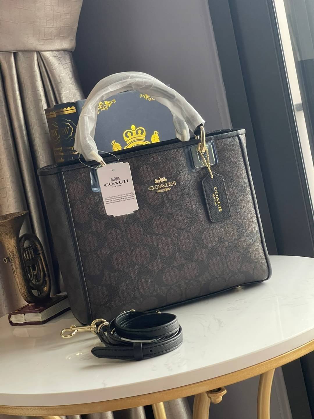 Coach Perry Tote Classic Bag F57568 รุ่นใหม่ล่าสุด กระเป๋ารูปทรงสี่เหลี่ยมสุดคลาสสิก เป็นกระเป๋าอเนกประสงค์ที่สามารถใช้ได้แทบทุกโอกาส ไม่ว่าจะไปเรียน, ไปทำงาน, ไปเที่ยว หรือแม้แต่ไปชอปปิง ด้วยขนาดที่กำลังดี ไม่ใหญ่เทอะทะ แต่ก็ไม่เล็กจนเกินไป มาพร้อมหูหิ้ว