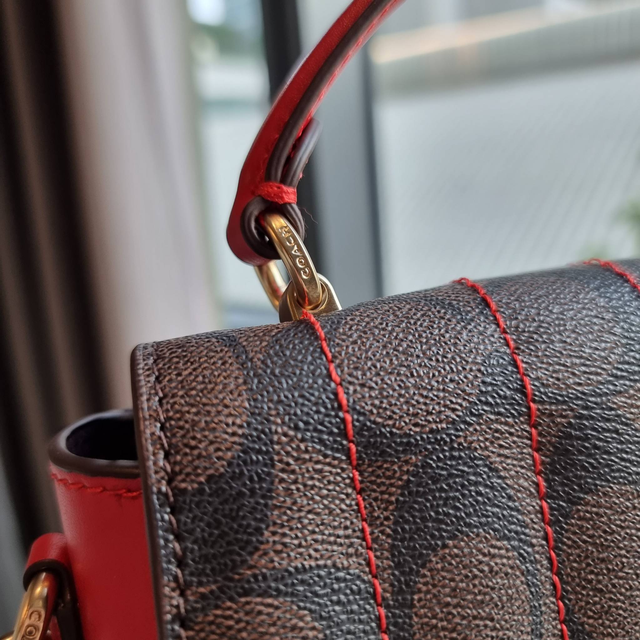 OUTLET 】COACH C5645 MARLIE TOP HANDLE SATCHEL IN SIGNATURE CANVAS WITH QUILTING ดีไซน์ใหม่ กระเป๋าถือ/สะพายข้าง ออกแบบมาไม่เหมือนใคร โดดเด่นด้วยการเย็บบุหนัง โชว์ดีเทลลายเส้น ตกแต่งโลโก้ด้านข้างอะไหล่ทอง วัสดุหนังแคนวาสสลับหนังแท้ เปิด-ปิดด้วยตัวล็อคแน่นห