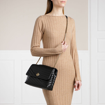 Large : Tory Burch Kira Chevron Quilted Convertible Leather Crossbody Bag เป็นกระเป๋าที่ใช้ในการออกงานสำคัญหรือวันที่มีปาร์ตี้สังสรรค์ คุณควรเลือกใช้กระเป๋าที่มีดีไซน์สะดุดตา เพราะจะช่วยยกระดับและเพิ่มเสน่ห์ให้กับตัวคุณเองมากยิ่งขึ้น หากเป็นงานทางการ เช่น