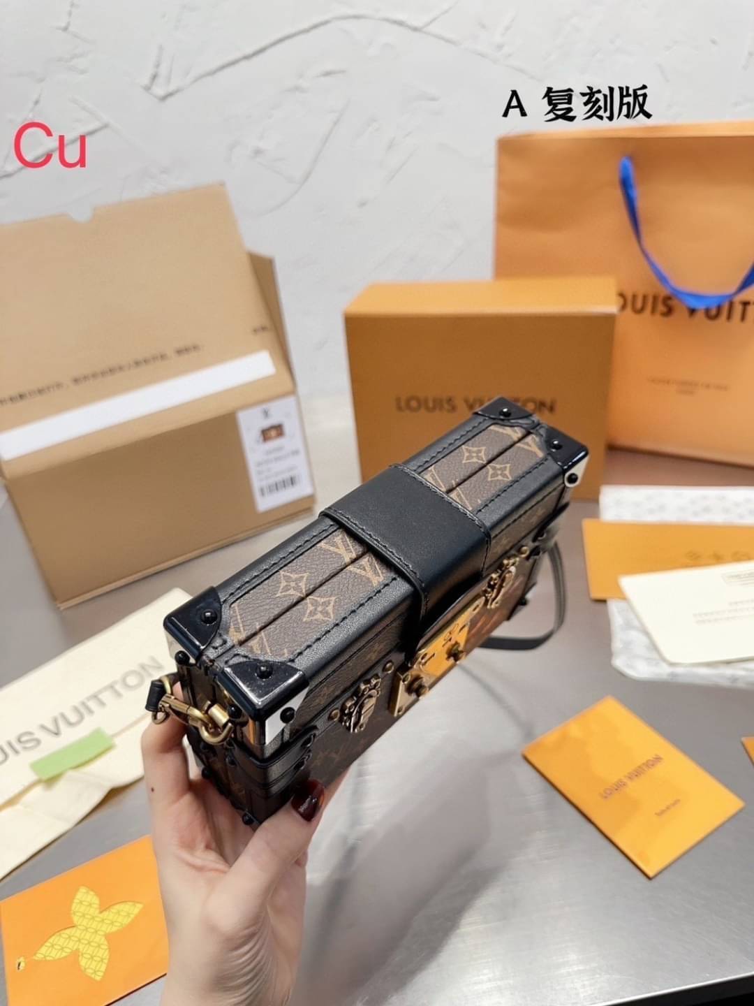 LV Petite Malle Monogram Canvas Bag กระเป๋าทรงกล่องสุดไอคอนนิค สวยมีเสน่ห์ ถือเป็นคลัชเก๋ๆ หรือสะพายข้างชิคๆ พร้อมตอบรับได้ทุกลุค ทุกสไตล์ไปเลยจ้า