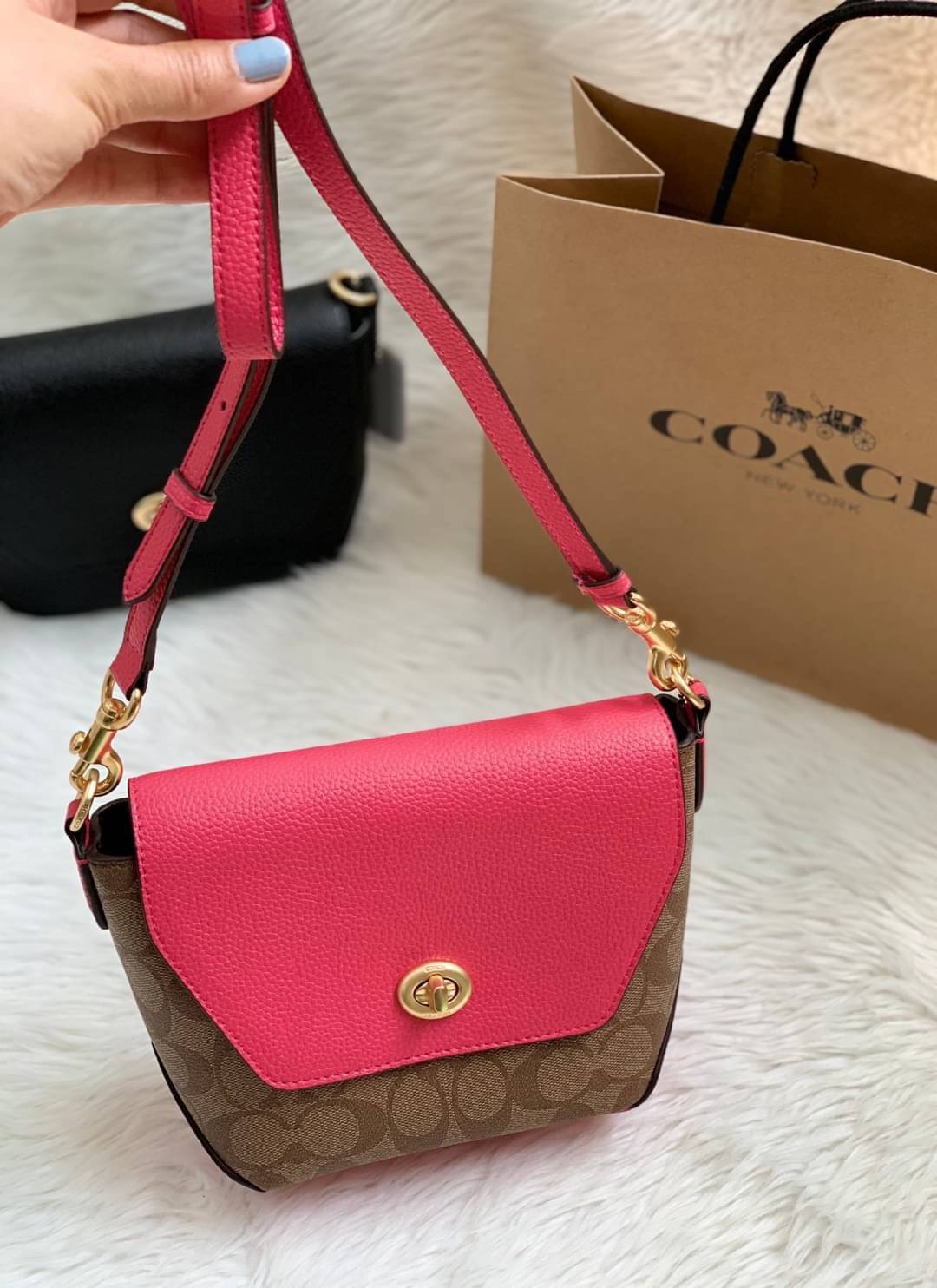 คอลเลคชั่นใหม่ ทั้งสวยทั้งคุณภาพค่ะ😘 COACH KARLEE CROSSBODY BAG 💐พร้อมส่ง ได้ไปไม่ผิดหวังแน่นอนค่ะ! สวยๆแบบคนดังระดับโลกกันค่าา กระเป๋าสะพายแบบครอสบอดี้ร์ หนังแท้นิ่มสวยงามมากๆค่ะ รูปทรงน่ารักกระทัดรัด เปิดปิดกระเป๋าแบบหมุนล็อค ภายในสามารถ