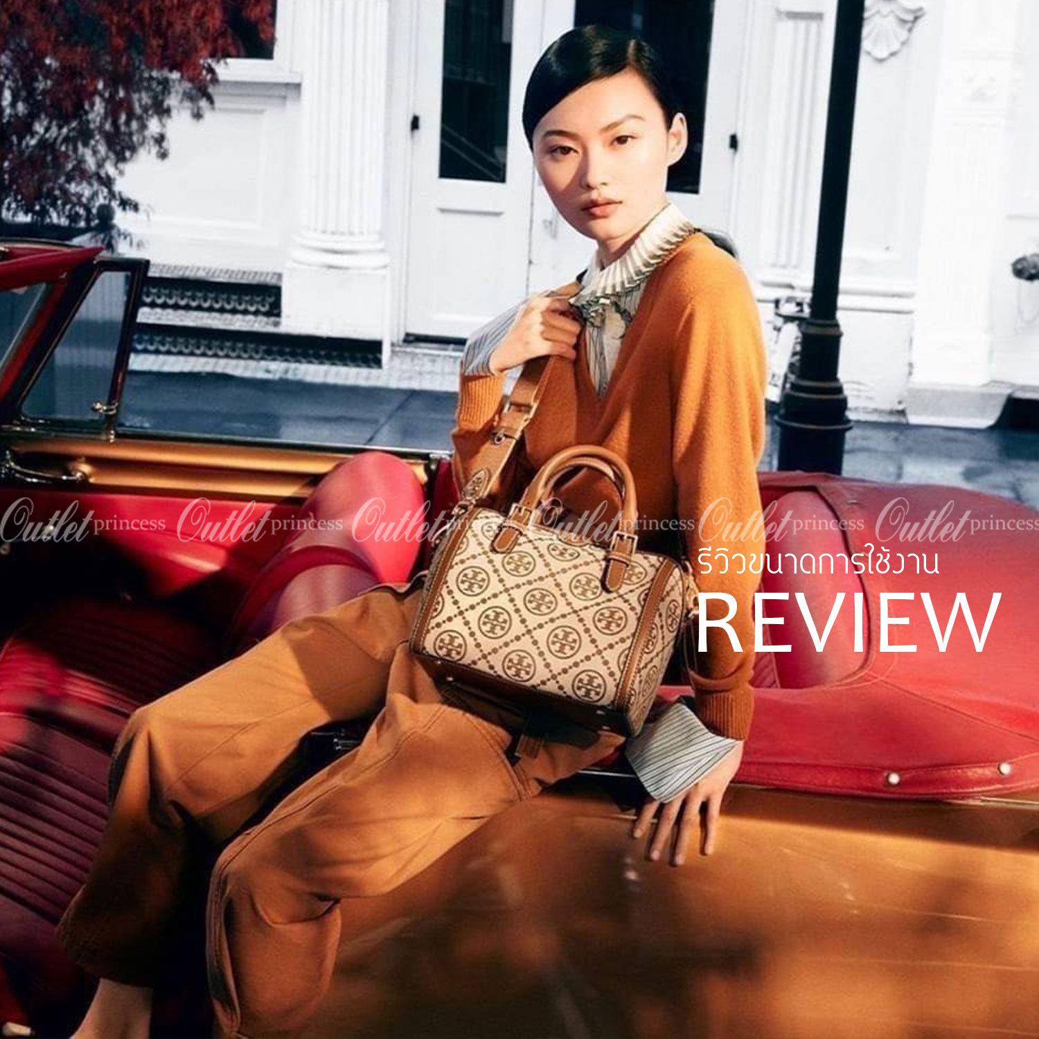 Large: Tory burch T Monograme Jacquaed Duffle เป็นทรงกระเป๋าที่มีความฮอตฮิตตลอดกาล ด้วยรูปทรงคลาสสิคและเหมาะใช้งานเข้ากับทุกสถานการณ์ ไม่ว่าจะเป็นกระเป๋าสะพายไหล่ เพิ่มความคล่องตัวและเข้าได้กับทุกลุค ไม่ว่าจะเป็นวันสบายๆ หรือวันที่ต้องออกไปทำกิจกรรมลุยๆ ห