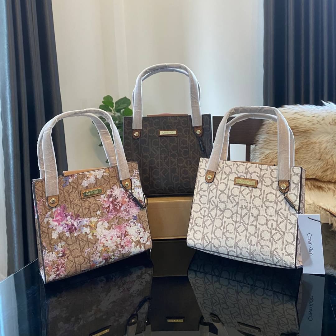 CALVIN KLEIN JEANS crossbody bag กระเป๋าถือหรือสะพาย ลายซิกเนเจอร์แบรนด์ทั้งใบ มีหูจับสำหรับถือ เปิด-ปิดกระเป๋าด้วยกระดุมแม่เหล็ก ด้านในโล่งกว้างมีช่องเล็กและช่องซิปสำหรับใส่ของจุกจิก ซับในลายแบรนด์อย่างดี มาพร้อมสายสะพายยาวปรับระดับได้ สามารถใช้ได้หลากหล