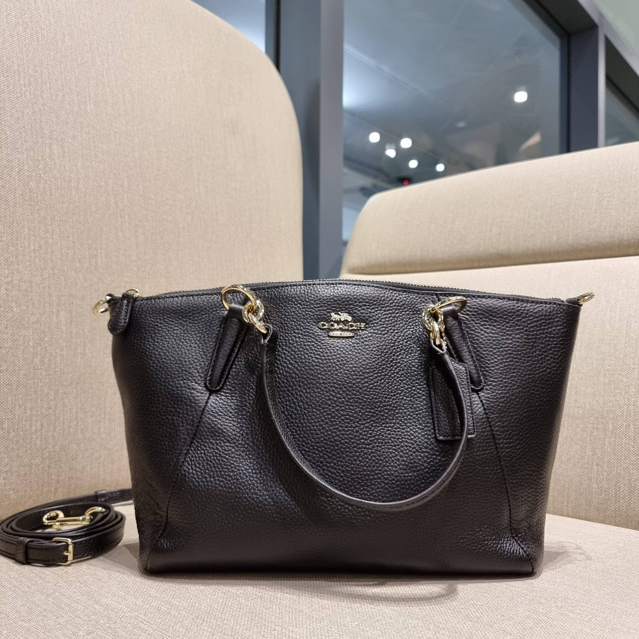 COACH F36675 SMALL KELSEY SATCHEL กระเป๋าถือ/สะพายข้าง ทรงพัดรุ่นคลาสสิค ขายดีทุกรอบ ด้วยรูปทรงที่สวย ใช้งานง่าน มีหูจับในตัว และสายครอสมาให้ วัสดุหนัง pepble สัมผัสดี (หนังจะมีรอยกดทับบ้าง ใช้งานเรื่อยๆหนังจะฟูขึ้นปกติ) เปิด-ปิดด้วยซิป รูดใช้งานง่าย ภายใ