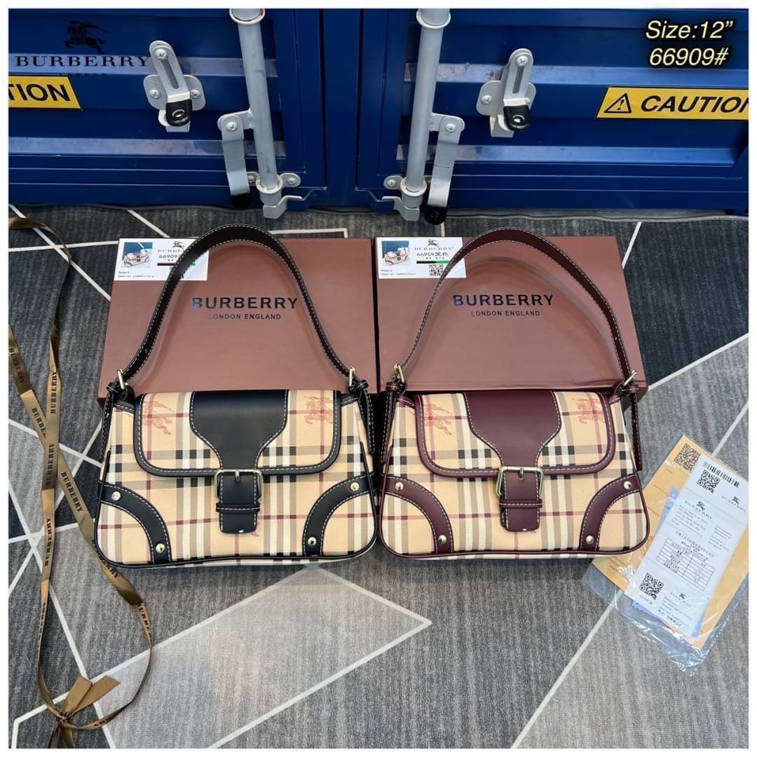 BURBERRY VINTAGE BAG / Burberry Shoulder Bag กระเป๋าสะพายไหล่ลายวินเทจ สวยคลาสสิก โทนสีใช้งานง่าย หลายโอกาศ วัสดุ PVC Canvas อย่างดี สวยอยู่ทรง ไอเท็มแนะนำ Must Have!