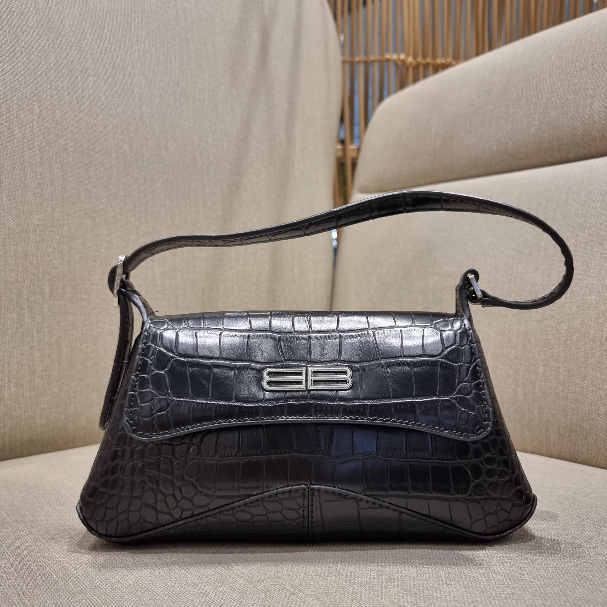 Balenciaga XX small flap bag กระเป๋าสะพายดีไซน์สวยเลิศ!! ไม่ซ้ำ เอกลักษณ์ที่โดดเด่นด้วยรูปทรง และขนาดที่กำลังเหมาะใช้งาน พร้อมดีไปหมด!! วัสดุหนังลายจระเข้ ขึ้นเงาคมชัด เปิด-ปิดด้วยกระดุมแม่เหล็ก ภายในกระเป๋าเป็นช่องโล่ง ใส่ของสำคัญจุกจิกพอได้ พกพาได้แบบไม