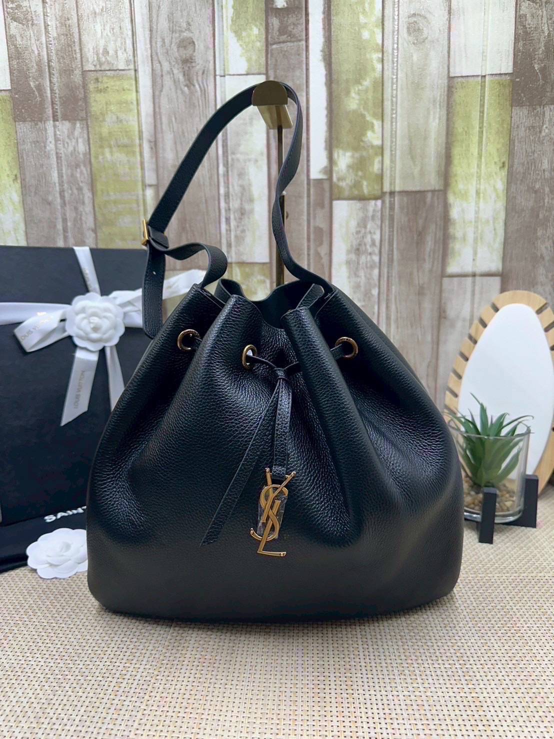ORI หนังแท้ | YSL PARIS VII small hobo in grained leather / YSL Bucket Bag กระเป๋าสะพายทรงโฮโบบัคเก็ต งานหนังแท้ลายเกรน ฟังก์ชั่นสุดเลิศพร้อมเชือกรูด ดีไซน์รูปทรงใช้งานง่าย ภายในโล่งกว้างมาก