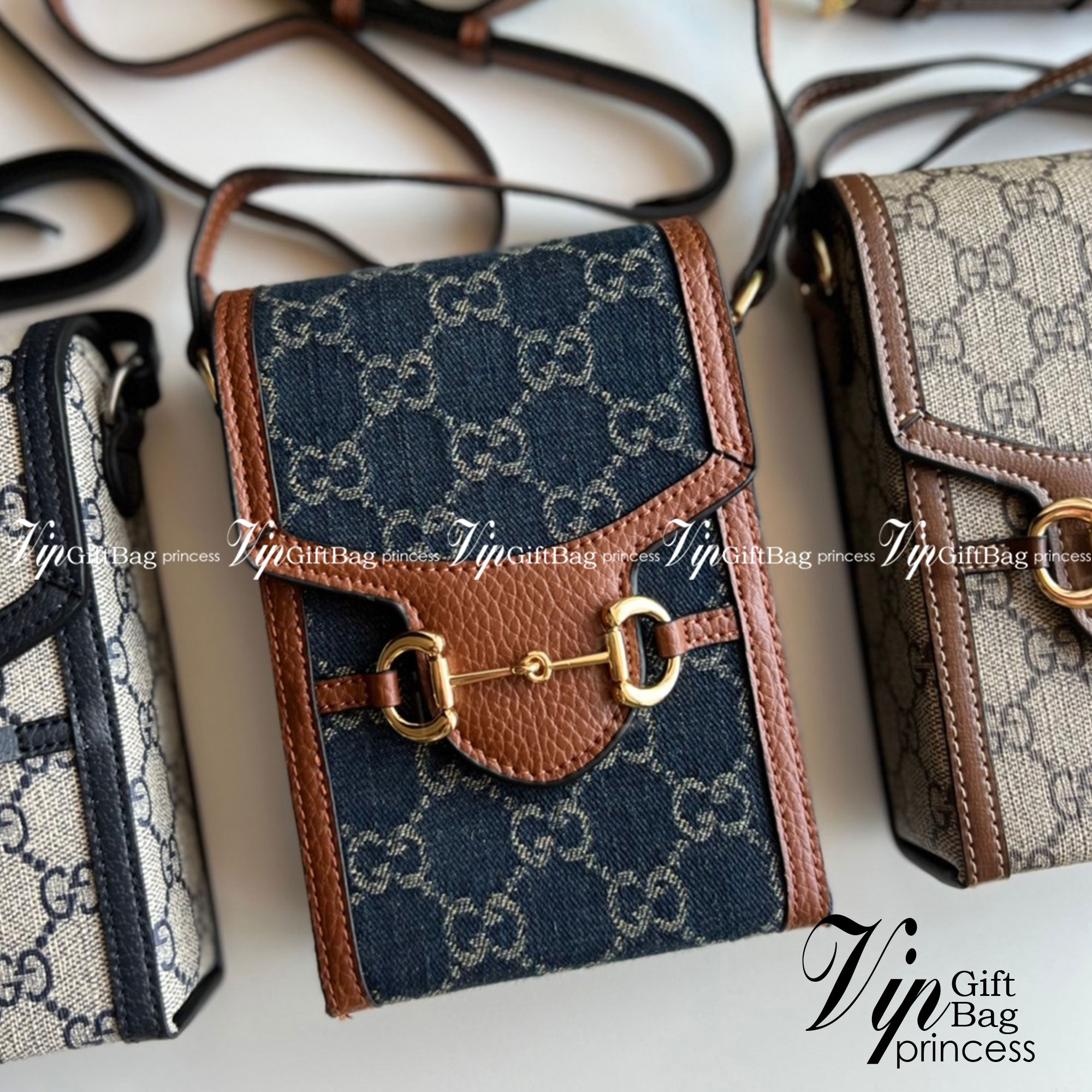 Gucci Horsebit 1955 mini bag / Gucci Phone Bag ออริจินอล รุ่นยอดฮิต ไซส์มินิ ที่ใครๆก็ต้องรู้จัก!! กับกระเป๋าขนาดมินิในรูปแบบผ้าแจ็คการ์ดสีขาวงาช้างและน้ำเงิน ได้รับแรงบันดาลใจมาจากดีไซน์ดั้งเดิม ซึ่งแอคเซสเซอรี่นี้โดดเด่นด้วยรายละเอียดดั้งเดิมที่ทันสมัยโ