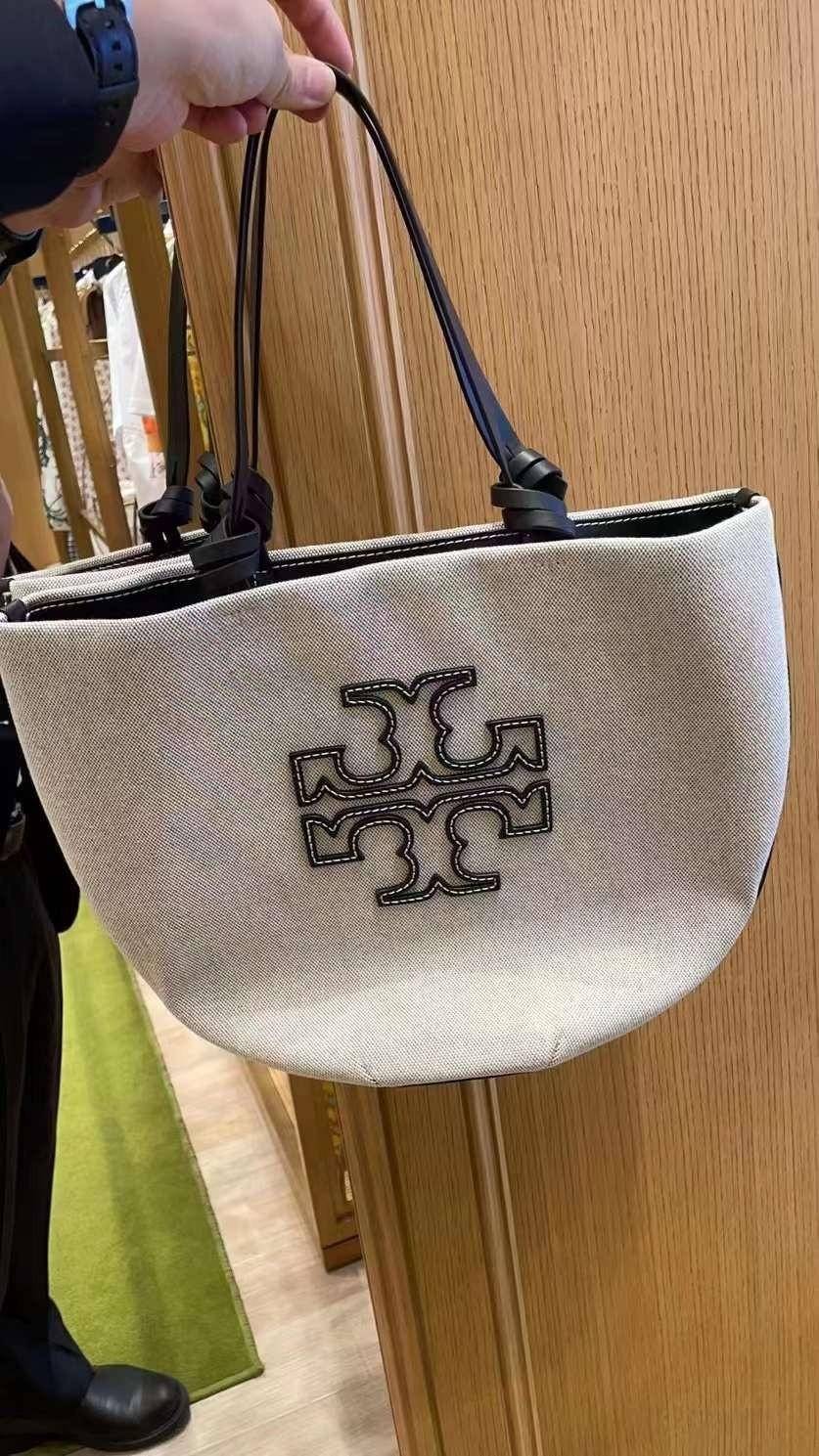 Tory Burch Small Canvas Round Tote กระเป๋าถือหรือสะพายไหล่ วัสดุผ้าcanvas รูปทรงโค้งมน ด้านในโล่ง มี1ช่องซิปและ1ช่องเล็ก น้ำหนักเบา จุของได้เยอะ มาใหม่ล่าสุดไม่ควรพลาดเลยค่า