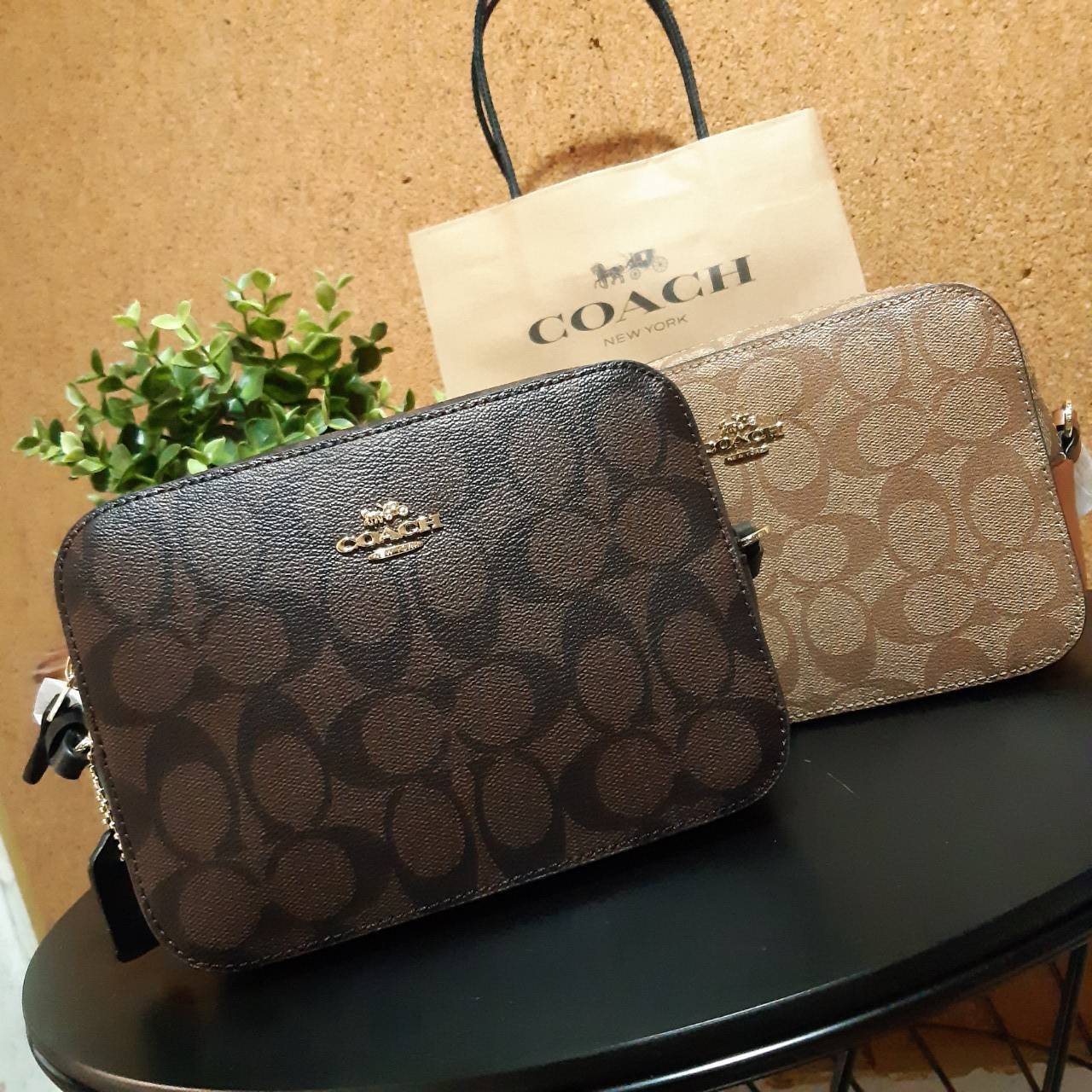 COACH 91677 MINI CAMERA BAG IN SIGNATURE CANVAS ขายดีที่สุด!! กระเป๋าสะพายข้างไซส์มินิ คลาสสิคอยู่ทรง อะไหล่ทองตัดดูหรู วัสดุหนังแคนวาสเคลือบลาย เปิด-ปิดด้วยซิป สายสะพายปรับได้ตามตัว ใบนี้แมทช์ได้ทุกลุค ใช้เป็น everyday bag ได้สบายๆเลยจ้า
