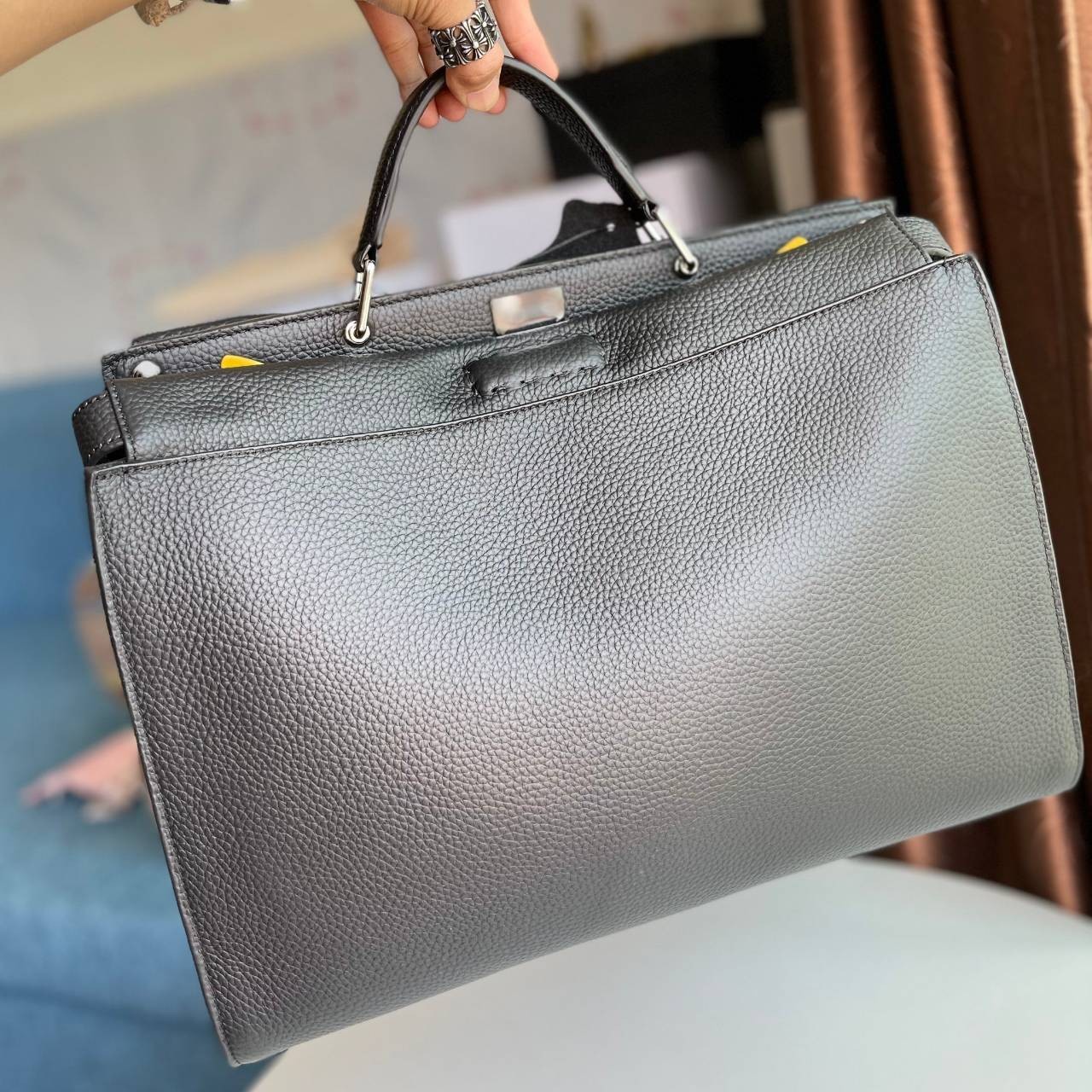 FENDI PEEKABOO MEN BAG size 38CM เป็นรุ่นหนึ่งที่สวยมาก งานดีที่สุดทั้งจากหนังแท้ 100% รายละเอียดครบมีความแข็งแรงหนังหนา ทนทานต่อการใช้งานทุกของได้เยอะ ใส่ Macได้ มาพร้อมสายสะพายยาว สามารถสะพายหรือถือก็ได้