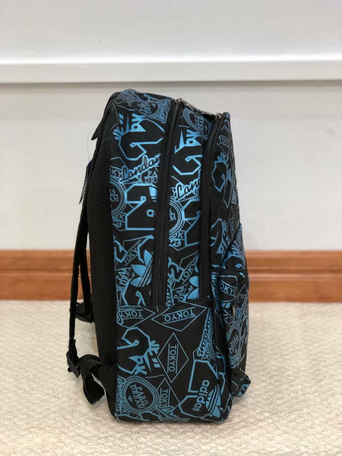 Adidas Backpack มีช่องสำหรับใส่ Notebook , Tablet ในตัวกระเป๋า สายเป้ และด้านหลังบุผ้าตาข่ายนุ่ม รองรับหลัง รูปแบบสวยทันสมัย รองรับทุกการใช้งาน เป็นกระเป๋าเป้นักเรียน-เป้กีฬา-สะพายเที่ยวชิลๆเลยค้า