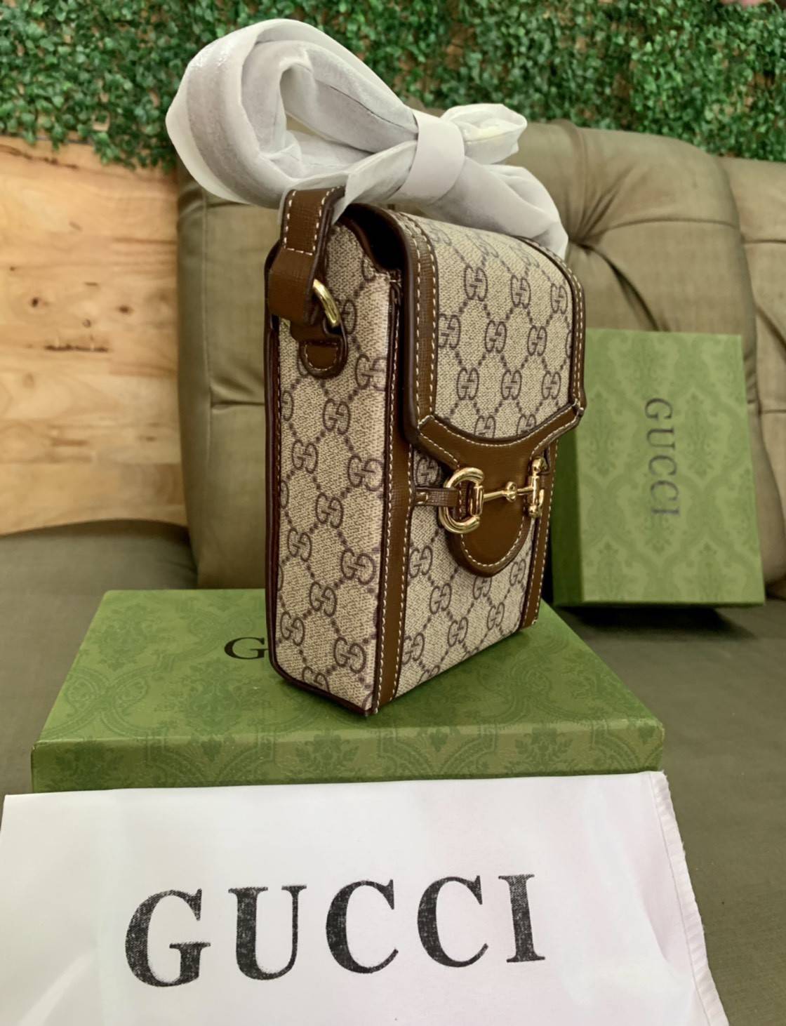 VIP GIFT 】หนังแท้ GUCCI Horsebit 1955 mini bag กระเป๋าสะพาย กระเป๋าใส่โทรศัพท์ งานแฟชั่นคลาสสิก ขอบหนังวัวแท้สีน้ำตาล อะไหล่สวย ดีไซต์สัญลักษณ์วงแหวนตามแบบฉบับ GUCCI มาพร้อมกล่องแบรนด์และสายสะพายยาวที่สามารถปรับระดับได้ พร้อมส่งให้สะพาย สวยๆ กันแล้ววันนี้