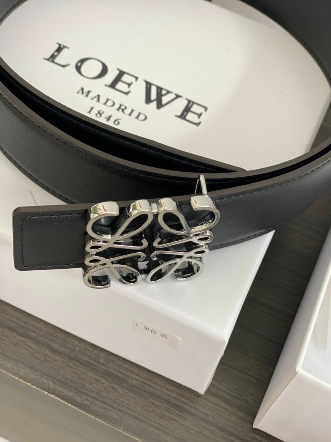 Loewe Belt / Loewe Anagram Leather Belt เข็มขัดโลเอเว่หนังแท้ สุดคลาสสิค วินเทจ เรียบง่าย ผู้ดี เป็นซิกเนเจอร์ ใช้งานเป็น everyday use ได้เลย วัสดุหนังแท้