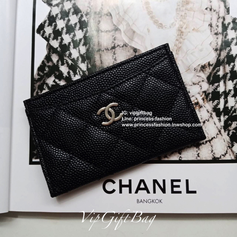 Chanel Cavier Card Holder in Black(GWP) 💳 จากพรีเมี่ยมกิ้ฟแบรนด์หรูอย่าง chanel ดีไซน์สวยเก๋ **หนังคาเวียร์เงาแน่น ประดับ Logo brand อะไหล่เงิน **ขนาดกำลังน่ารัก ใส่บัตรได้ถึง 4 ใบ พกพาสะดวก จะซื้อไว้ใส่บัตรใบหรู หรือซื้อให้เป็นของขวัญ ก็ควรค่าที่