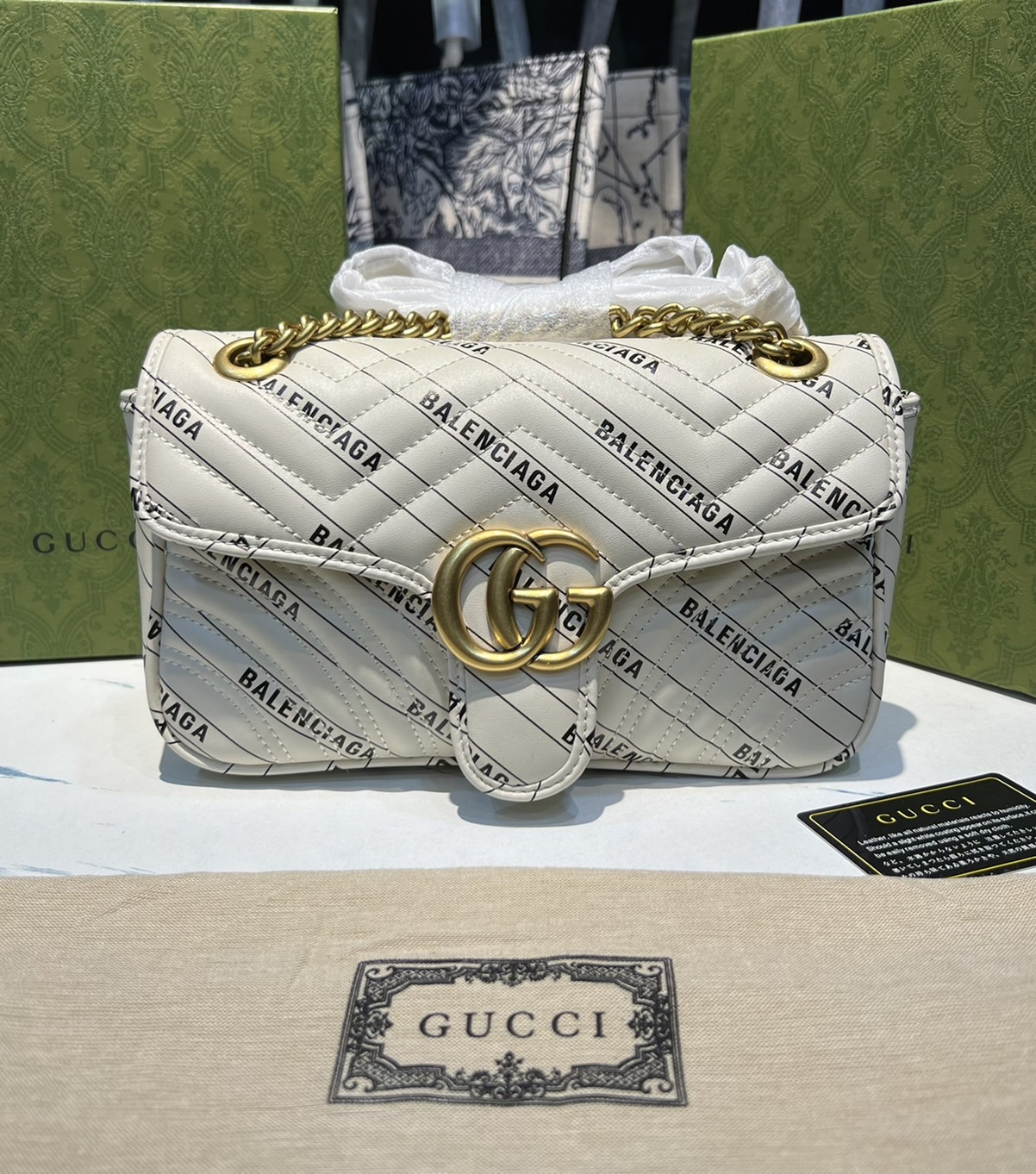 หนังแท้ GUCCI The Hacker Project small GG Marmont bag Balenciaga print leather คอลเลคชั่นผสมผสานเอกลักษณ์ความหรูของ 2 แบรนด์ดัง ที่ยอดขายดีตั้งแต่วันแรกที่ลง shop ด้วยรูปทรงที่กะทัดรัด ตอบโจทย์ได้ทุกลุค ทุกไลฟ์สไตล์ ใช้งานได้ง่ายคล่องตัว เรียกได้ว่าใครไม่