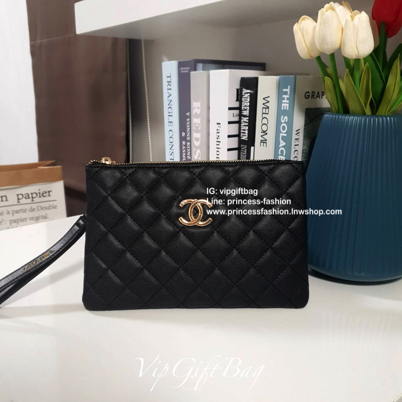 กระเป๋าคลัทช์&ครอสบอดี้ **ทรงหรู จากงาน CHANEL VIP GIFT(GIFT WITH PURCHASE) จากเคาเตอร์ต่างประเทศ จากแบรนด์ CHANEL ลายหนัง CAVIER ของแท้ 100% ด้านหน้าประดับโลโก้แบรนด์สีทอง เปิดปิดด้วยซิป อะไหล่ทอง ด้านในปั้ม MADE IN ITALY ด้านหนึ่งเป็นช่องซิปใส่โทรศัพท์ไ