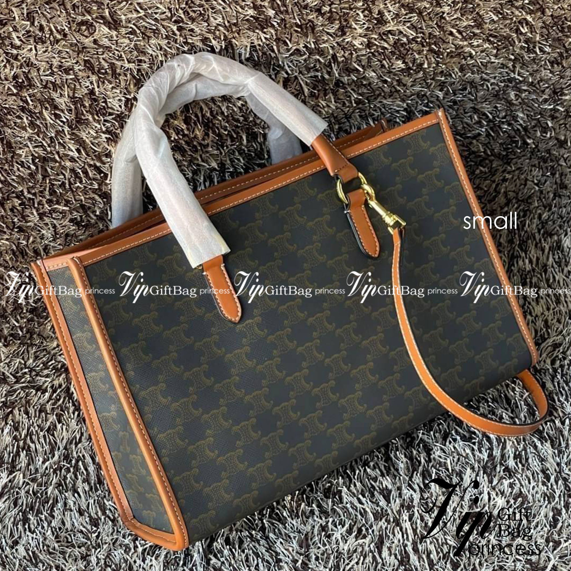 Celine Horizontal Cabas In Triomphe Canvas / Celine tote bag สายชอบพกของเยอะ ต้องหยิบของในกระเป๋าบ่อย รุ่นนี้ก็เป็นอีกตัวเลือกที่น่าสนใจค่ะ เพราะนอกจากจะจุของได้เยอะแล้วดีไซน์ยังเรียบสวยมีกลิ่นอายความวินเทจ อีกทั้งขนาดกระเป๋าใหญ่กำลังดีไม่เกะกะ เคลื่อนไหว