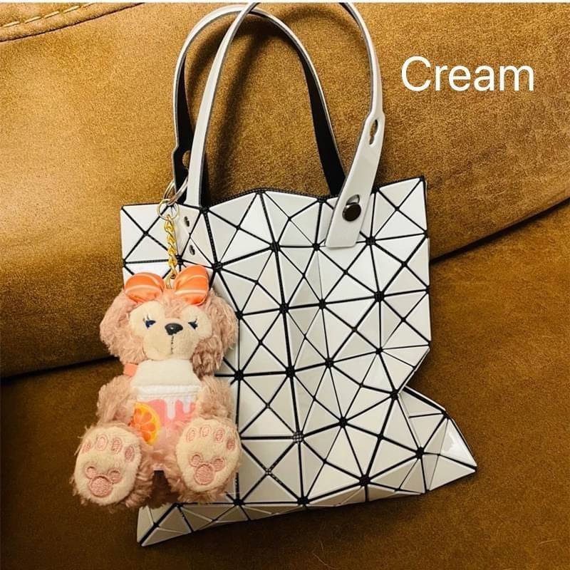 Baobao Issey Miyake 6x6 กระเป๋า Tote รุ่นนี้ถือว่าเป็นกระเป๋า Tote ไซส์กลางที่เหมาะกับการพกพาสิ่งของที่จำเป็นในทุก ๆ วัน มาพร้อมสายที่สามารถปรับได้ทั้งสองสาย และมีช่องใส่ของช่องเล็กด้านใน 1 ช่อง จุของได้เยอะแถมยังทนทาน ใช้เป็น Everyday Bag ได้เลยคะ พกพาสะ