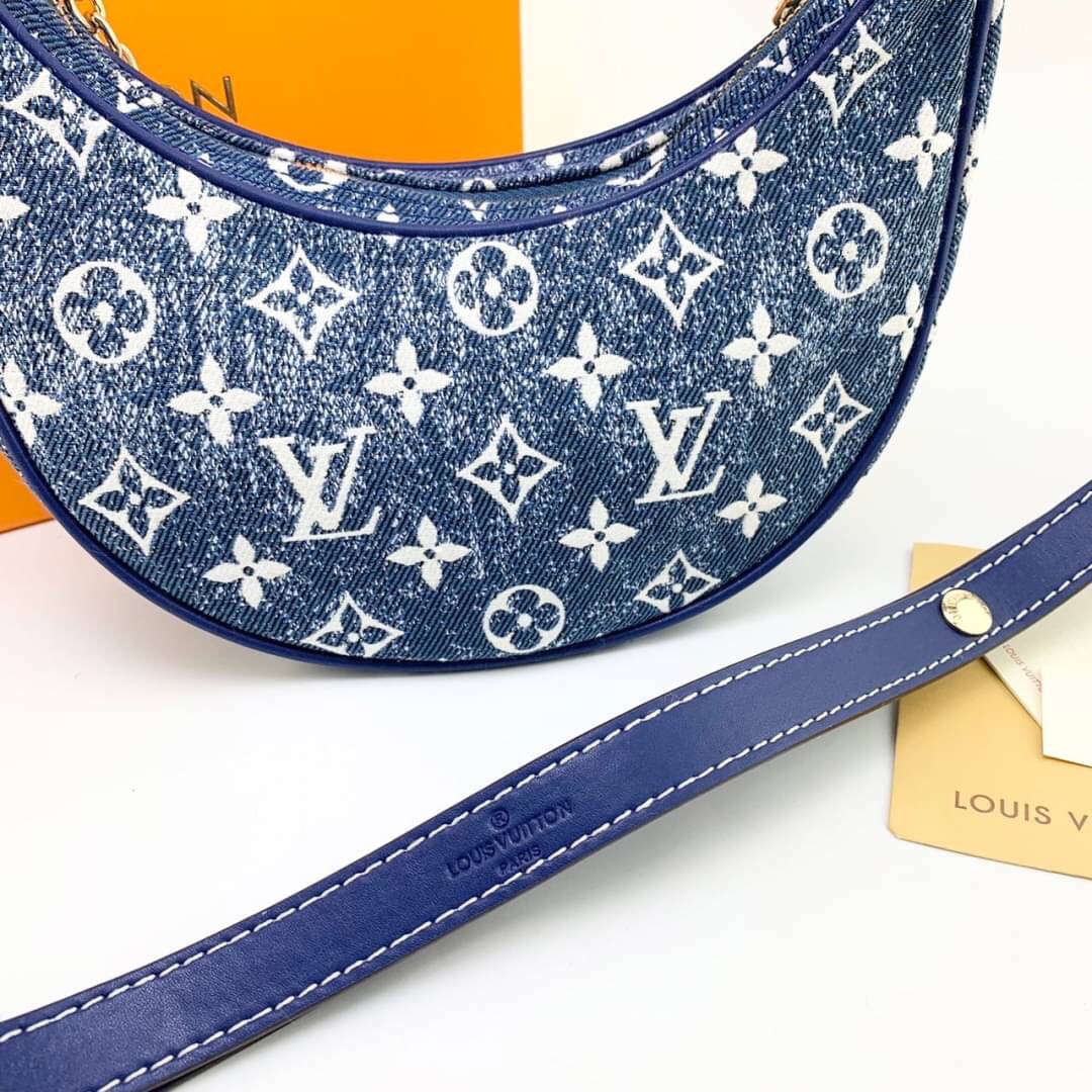 LV Loop Navy Blue Denim Jacquard textile lining / LOUIS VUITTON MONOGRAM LOOP BAG กระเป๋าทรง half-moon Loop พร้อมส่งกระเป๋าทรง half-moon Loop ที่รังสรรค์ออกมาได้สวย เก๋ และดูดีมากๆ ใบจริงสวย น่าใช้มากๆ ได้กับทุกๆวัน ตลอดวันเลยจริงๆ สินค้าเข้าใหม่ แนะนำ ห้