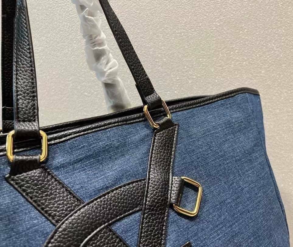 YSL Vavin Tote in Denim Classic 16" / YSL SHOPPING E/W IN SUPPLE LEATHER รุ่นเดนิม กระเป๋าทรงโท้ทใบใหญ่ หน้าโลโก้ใหญ่โดดเด่น ช่องกว้างใช้งานง่าย ภายในโล่งกว้างมาก ใส่ของได้สบาย หิ้วไปเที่ยวต่างจังหวัด สะพายไปต่างประเทศตามใจ!! เลิศตรงที่ดีไซน์ใบนี้เป็