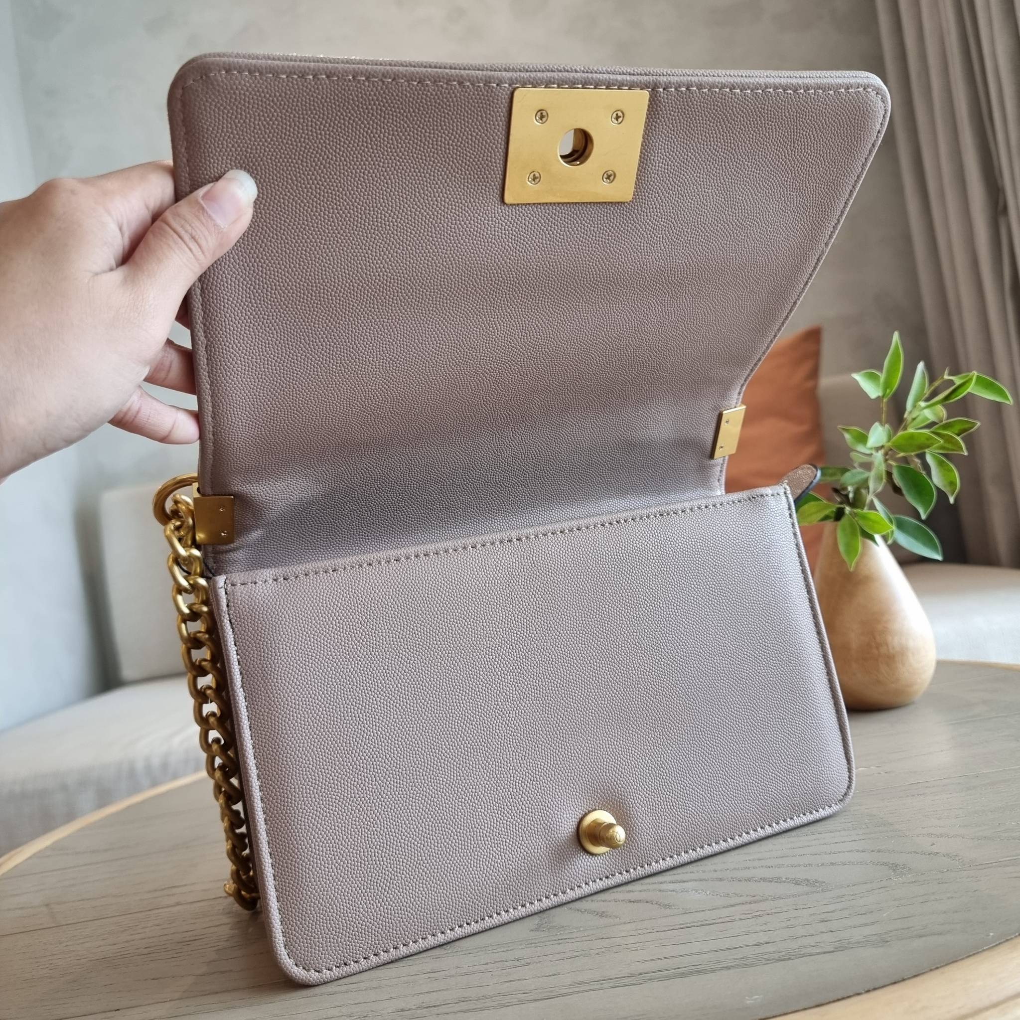 Chanel Boy 10" พร้อมส่งที่ไทย รุ่นสุดฮอต อะไหล่สีทองสุดหรู วัสดุหนังลายคาร์เวีย ทรงคลาสสิคที่สาวๆห้ามพลาด!! ในราคาสุดคุ้ม เปิด-ปิดกระเป๋าด้วยตัวล็อค ภายในโล่งกว้าง ไซส์ใหญ่ใส่ของได้เยอะ มีช่องแยกในกระเป๋า มาพร้อมสายสะพายโซ่สลับหนังรองบ่า (ถอดได้-ปรับ