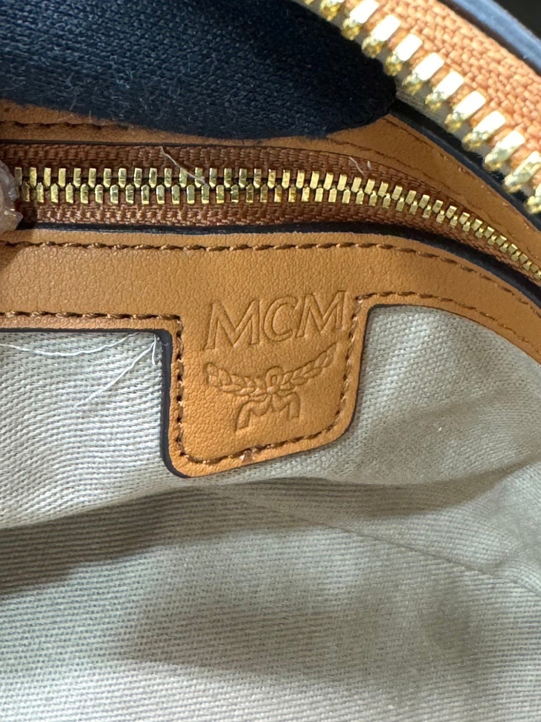 M.C.M TRACY TOTE IN VISETOS กระเป๋าถือ/สะพายข้าง ทรงยูนีคโดดเด่น น่าใช้ หูจับในตัว เกรดออริ สลับแท้ 1:1 ใช้งานต่างประเทศได้