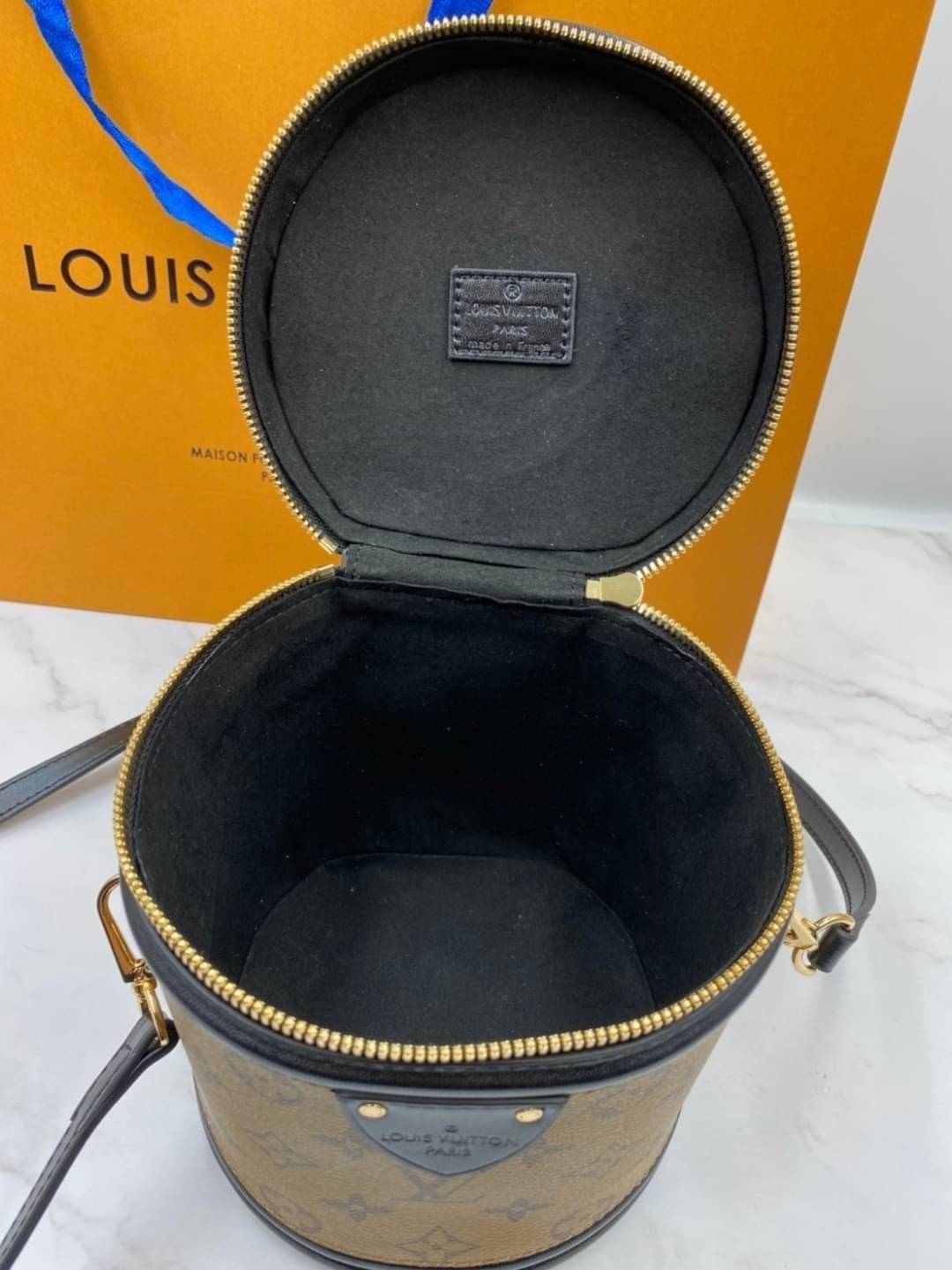 Louis Vuitton Lady CANNES Bucket Bag กระเป๋าถือหรือสะพายข้าง วัสดุหนังแท้หนังแข็ง ลายแบรนด์ อะไหล่ทองหรูหรา จุของได้เยอะ ตั้งอยู่ทรง ด้านในโล่ง คุ้มสุดๆ ใบนี้ไม่ควรพลาดค่ะ ดาราเซเลปใช้กันเยอะ น่ารักกมากกแม่ค้าคอนเฟริมค่า