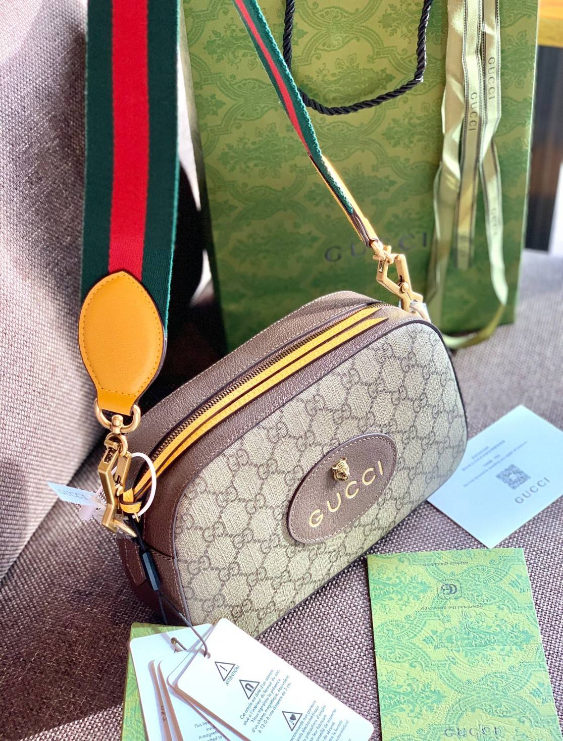 ORI หนังแท้ GUCCI GG SUPREME MESSENGER BAG กระเป๋ารุ่น Unisex ใช้ได้ทั้งหญิงชาย อีกหนึ่งไอเทมที่ต้องมีติดตัวสักใบค่ะ กระเป๋าสะพายข้างหรือครอสบอดี้ร์ งานหนังแกะแท้คุณภาพเกินราคา