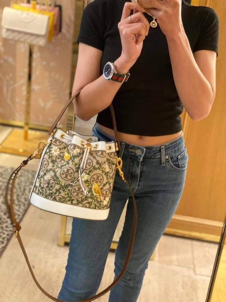TORY BURCH T MONOGRAM JACQUARD EMBROIDERED BUCKET แรร์ไอเท็มรุ่นยอดฮิต ใบใหญ่ไซส์กำลังดี!! ที่สุดของรุ่นที่ตามหา!! สวยสุดกับดีไซน์ลายปัก ที่ดูแพง!! กระเป๋าบัคเก็ตทรงสวย ที่ดาราเซเลปใช้กันมากมาย ในราคาที่จับต้องได้ โดดเด่นด้วยลวดลายเอกลักษณ์ และลายปักธรรมช