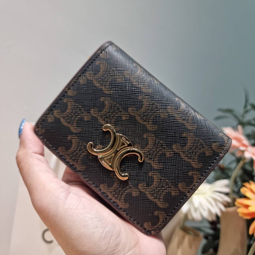 Celine triomphe compact wallet กระเป๋าสตางค์ดีไซน์สุดคลาสสิค วินเทจ เรียบง่ายแต่หรูหรา เป็นซิกเนเจอร์ด้วยดีไซน์อะไหล่สีทองย้อนยุค