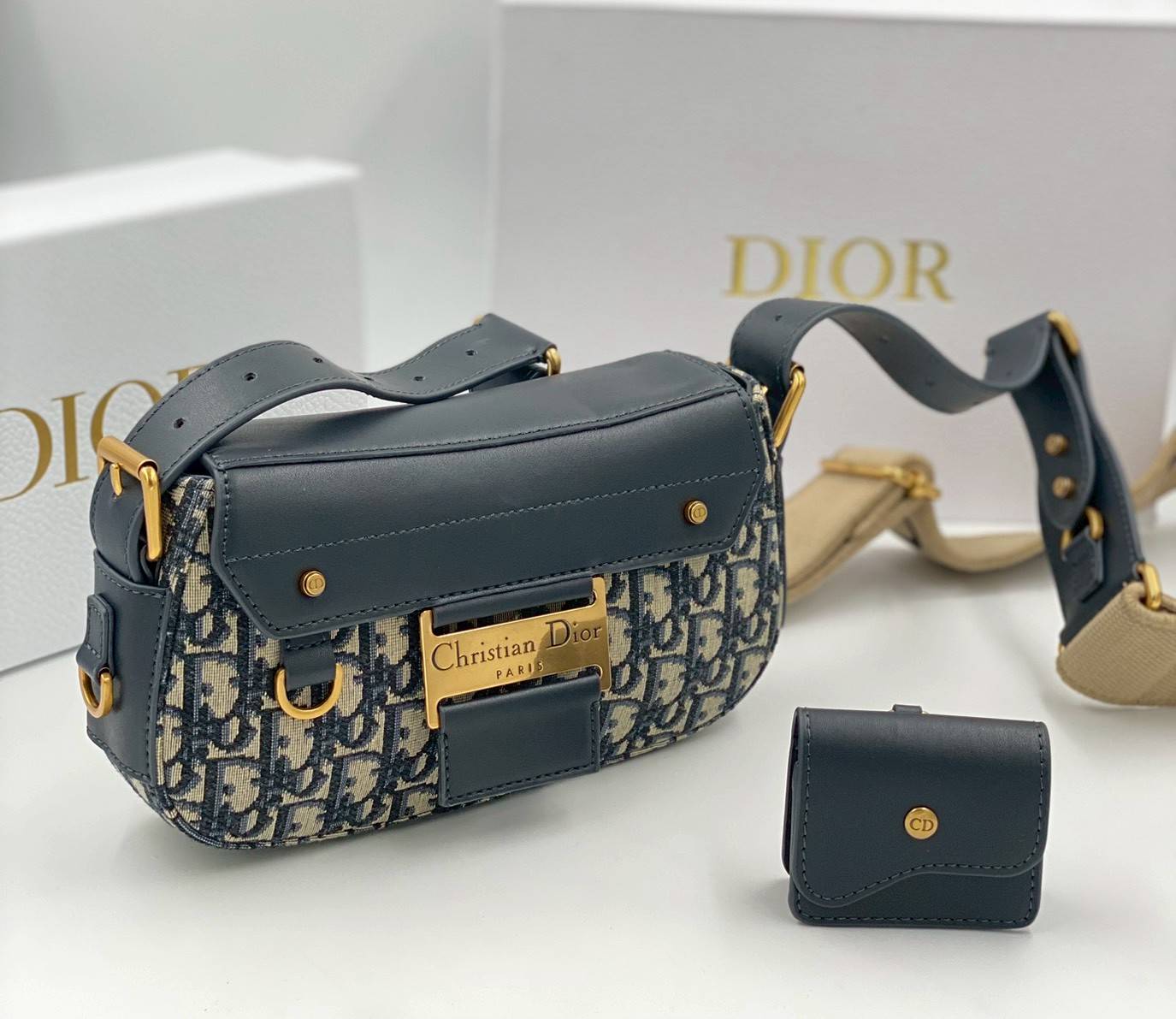 ORI หนังแท้ | DIOR Small Streetchic Bag Blue Dior Oblique Jacquard and Smooth Calfskin กระเป๋าสะพายนิยามใหม่ของดีไซน์อันเป็นเอกลักษณ์ ฝาพับแบบแม่เหล็กสีทองโบราณสลักลาย Christian Dior Paris และห่วง D-ring ทันสมัย