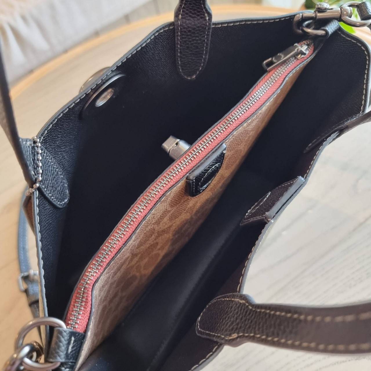 COACH C8561 C8869 WILLOW TOTE 24 IN COLOR BLOCK น้องสาวลุคลูกคุณมาแล้วจ้า กระเป๋าถือ/สะพาย ดีไซน์คัลเลอร์บล็อค ลงตัว เรียบหรู ใบจริงคือผู้ดี๊ผู้ดี ใช่ได้ทุกๆโอกาส วัสดุหนัง pepble อยู่ทรง เปิดปิดด้วยตัวบิดล็อค และอีกฝั่งเป็นกระดุมแม่เหล็ก ภายในโล่งกว้าง ใ