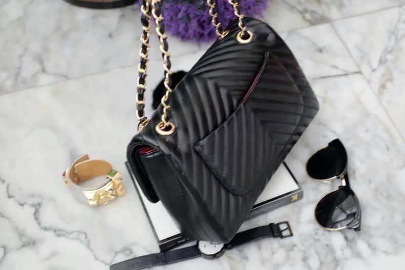 ทางร้าน ได้กระเป๋า จากแบรนด์ KEEP รุ่น KEEP shoulder chevron chain handbag สวย หรู มากๆ เลยน๊า กระเป๋าอยู่ทรง **หนังแกะนิ่มมากคะ สายโซ่สะพายสบายคะ สายปรับ สั้น ยาวได้คะ ภายในสีแดง มีช่องใส่ของจิกจิงหลายช่องแบ่งเก็บของเป็นสัดส่วนมากๆคะ **ใบจริงสวยมาก เข้าก