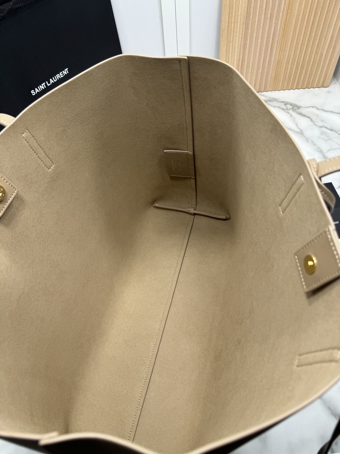 YSL Shopping Large Tote Bag กระเป๋าทรงโท้ทใบใหญ่หนังแท้ ภายในโล่งกว้าง จุของได้เยอะ เรียบหรูทรงสวย ดีไซน์ออกมาให้ใช้งานได้ทุกลุค ทุกโอกาส สวยคมชัดทุกสี