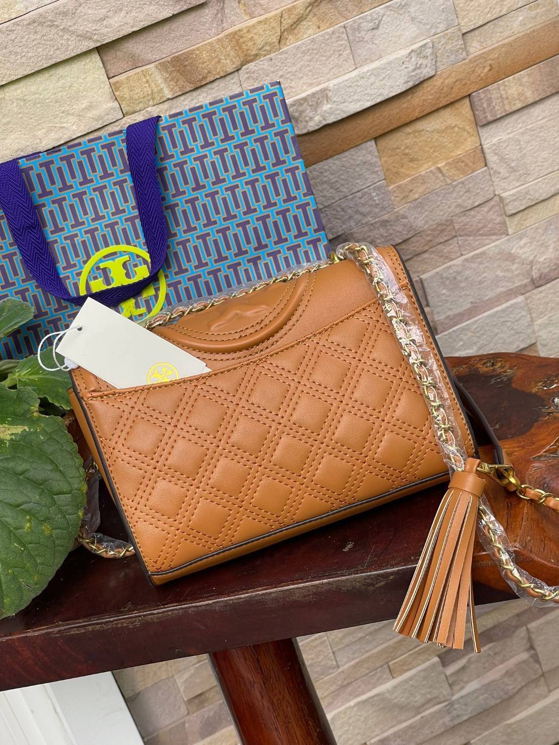 TORY BURCH Fleming Convertible Shoulder Bag ดีไซน์น่ารัก ดูแพงไม่เป็นรองใคร ใช้ได้ทั้งทั่วไปและออกงาน สาว ๆ คนไหนที่กำลังมองหากระเป๋าสะพายไหล่น่ารัก ๆ สักใบที่มีดีไซน์โดดเด่น สะดุดตาล่ะก็ไม่ควรพลาดกับ Collection นี้เลยค่ะ เพราะ Fleming นั้นเป็นรุ่นที่เรีย