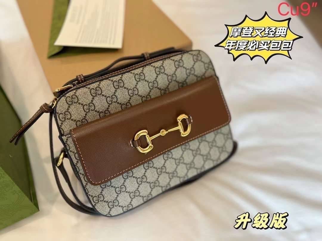 GUCCI horsebit 1955 small shoulder bag กระเป๋าสะพายทรงกล่องคลาสสิกมาพร้อมรายละเอียดที่น่าค้นหา ดูหรูหรา สามารถใช้งานได้หลากหลายโอกาส เป็นเพื่อนคู่ใจในวันสบายๆ หรือออกงานเป็นทางการ ไม่ควรพลาดเลยค่ะ