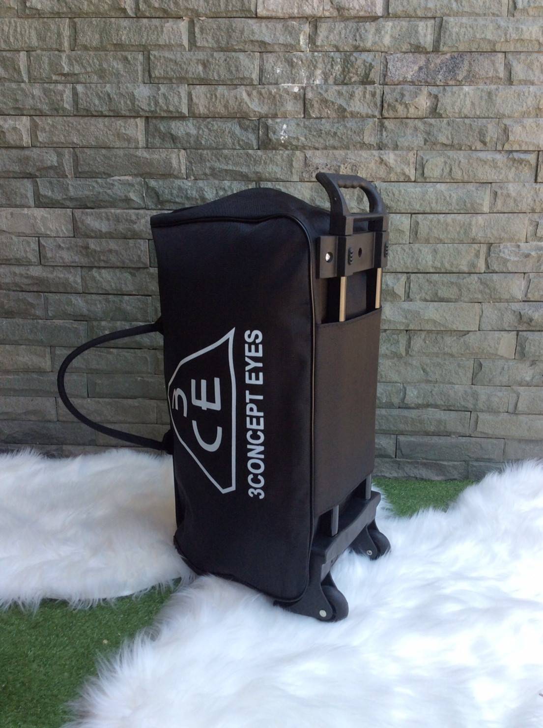 กระเป๋าเดินทางล้อลาก **3cebag เข้าแล้วจ้ารุ่นนี้สั่งทำพิเศษ เอาใจลูกค้า ต้องไปท่องเที่ยวบ่อย คันชักสั่งตรงจาฮ่องกง งานเป๊ะ หัวซิปนำกุญแจมาล็อคได้ ตัดเย็บโดยช่างคุณภาพ ซิปรูดลื่นมากๆ น้ำหนักเบา เหมาะกับไปเที่ยวหลายๆวัน นำติดตัวขึ้นเครื่องได้ วัสดุไนลอน ผสม