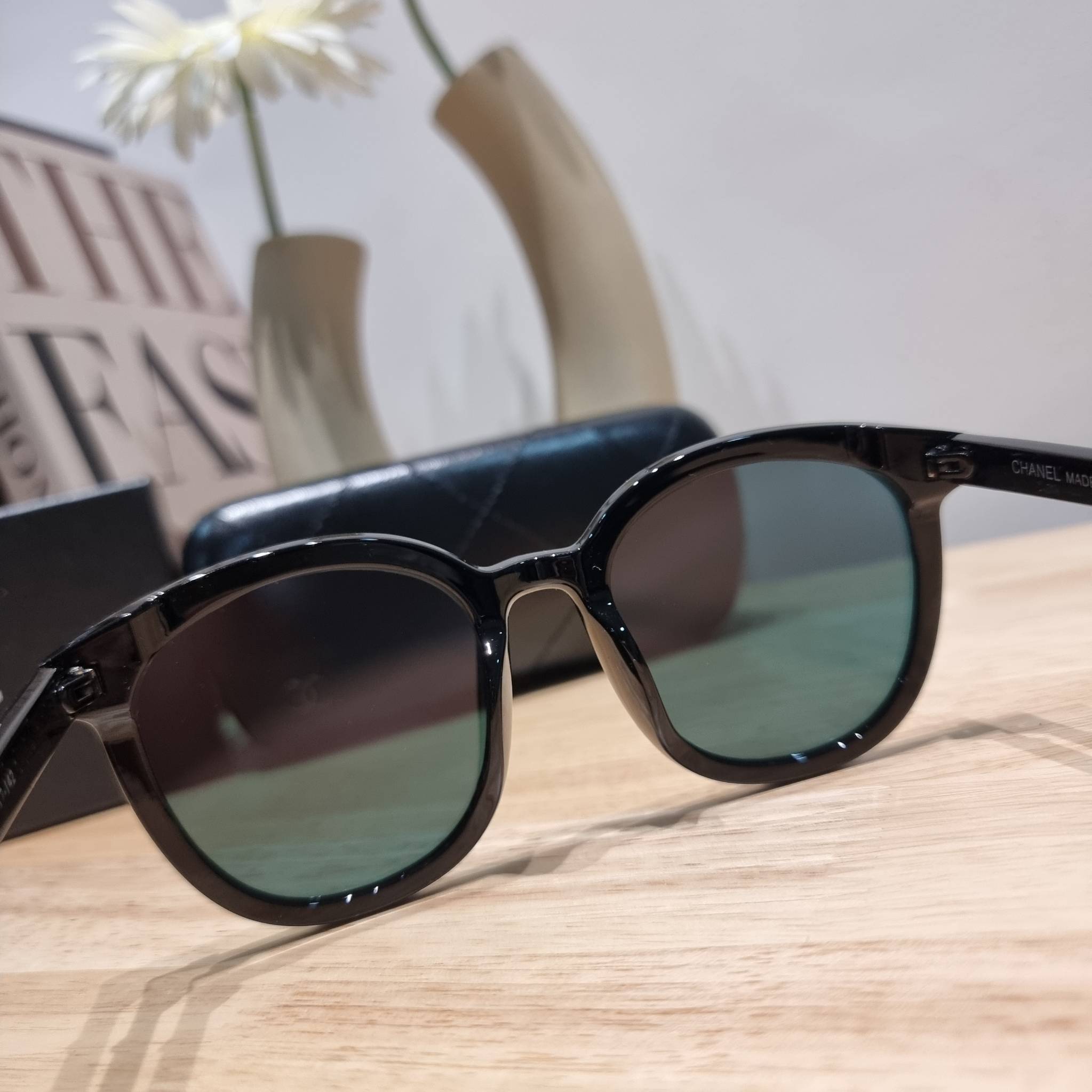 Chanel eye-glasses UV protection gift Box set สุดคุ้ม มาพร้อมอุปกรณ์ครบเซ็ท ดีไซน์ชิคมากแม่!! รับรองไม่ซ้ำใคร ใส่เสริมโหงวเฮ้ง ดูผู้ดี มีพกติดตัวไว้ไม่ตกเทรนด์ ใช้ได้ทุกโอกาส ทุกสถานการณ์ ใส่ที่บ้านถนอมสายตา