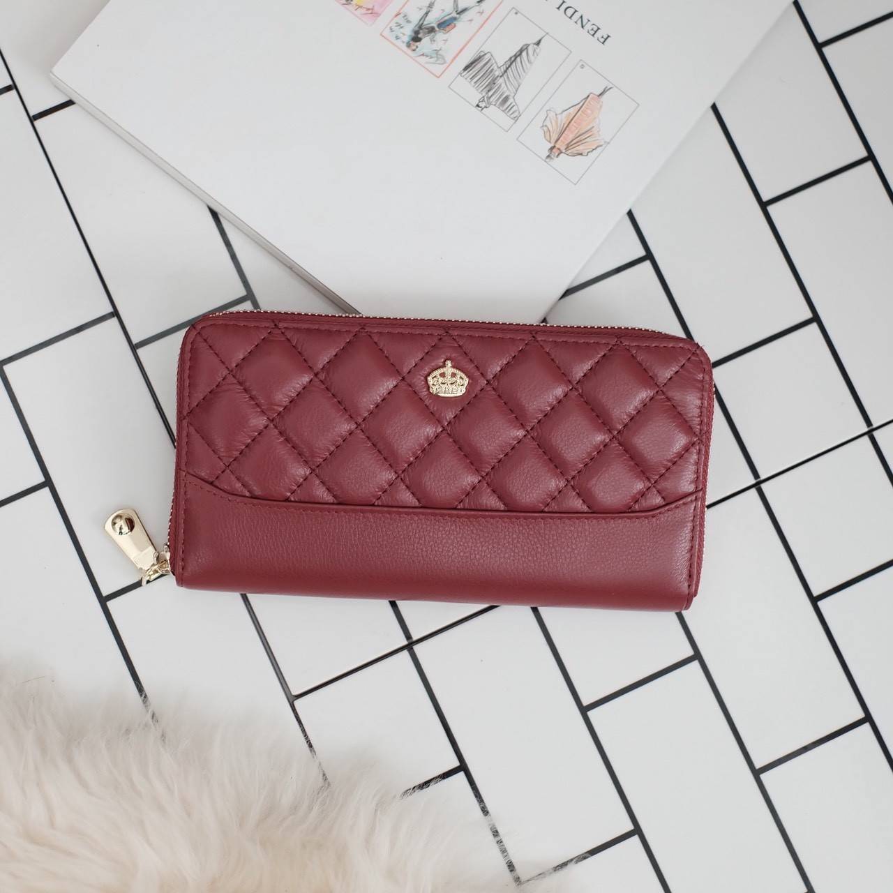 กระเป๋าสตางค์ Size ยาว ซิปรอบ สวยรับเงินมากใบนี้ คอนเฟิร์ม 💵💵 ใครกำลังหากระเป๋า size ห้ามพลาดนะคะ หนังสวยจริงๆ หนังวัวแท้ ตีตาราง นิ่ม ฟู ใช้หนังเกรดดีที่สุด สวยมาก KEEP • Super Rich ( Long )• กระเป๋า สตางค์ขนาดยาว ซิปรอบ ภายใน จุของคุ้ม ใ