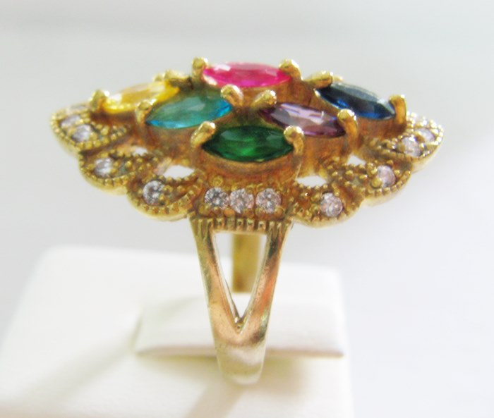 แหวนพลอยนพเก้าทรงมาคี(เม็ดแตง)เนื้อทองเหลืองค่ะ