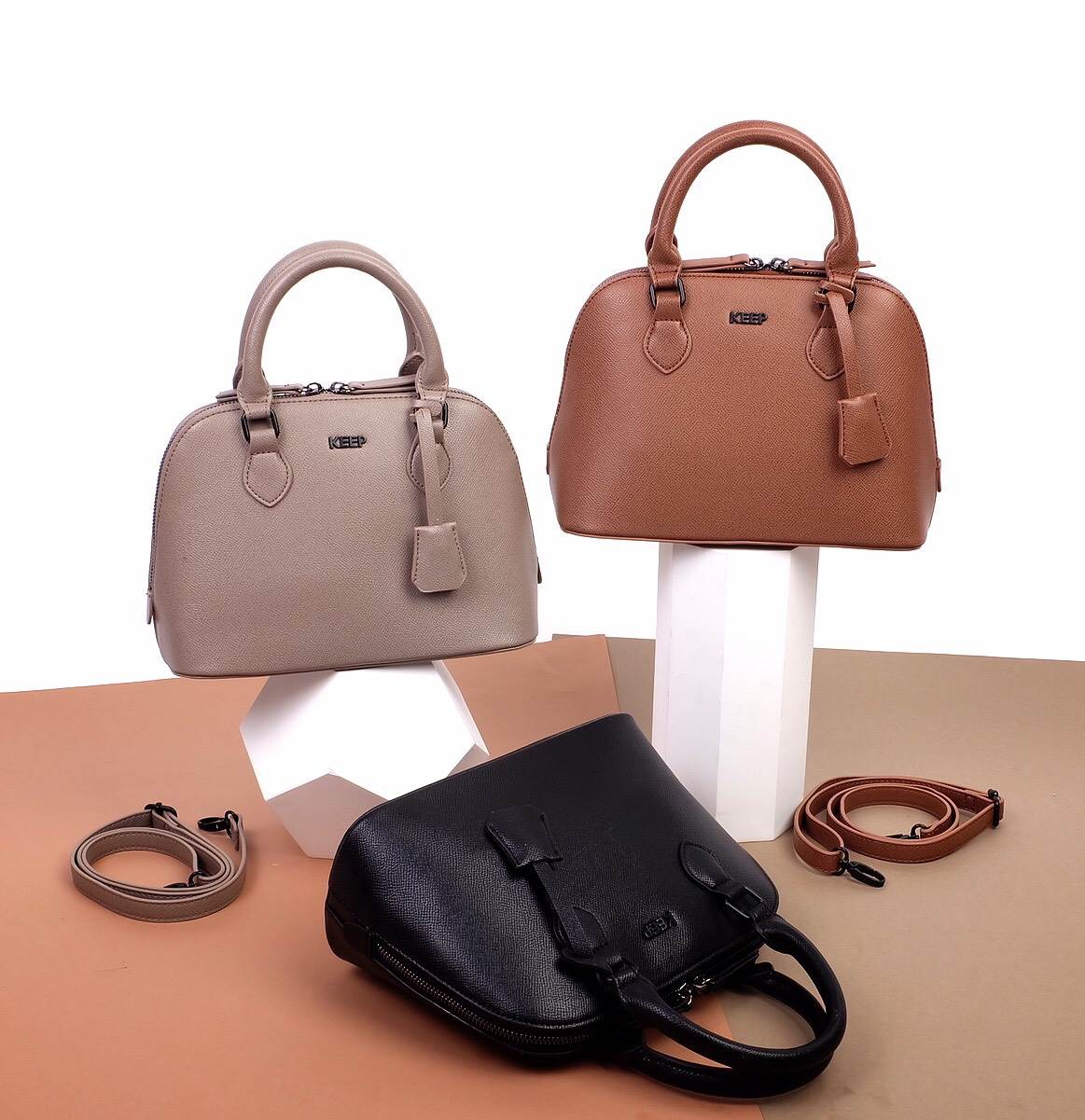 ซูมๆ ใกล้ๆ กันเลย กับ New collection KEEP ' Taylor ' ทำ size ใหม่ (9.5") อยากแนะนำมาก อยู่ระหว่าง มินิ กะ คลาสสิค ขนาด ดี๊-ดี ไม่เล็กไม่ใหญ่ไป แถม!! ดีไซน์รุ่นนี้ เป็นอะไหล่ดำ แต่งกะ look casual style ได้แมตช์ม๊ากกกก มี 3 สี Earth tone ให้เ