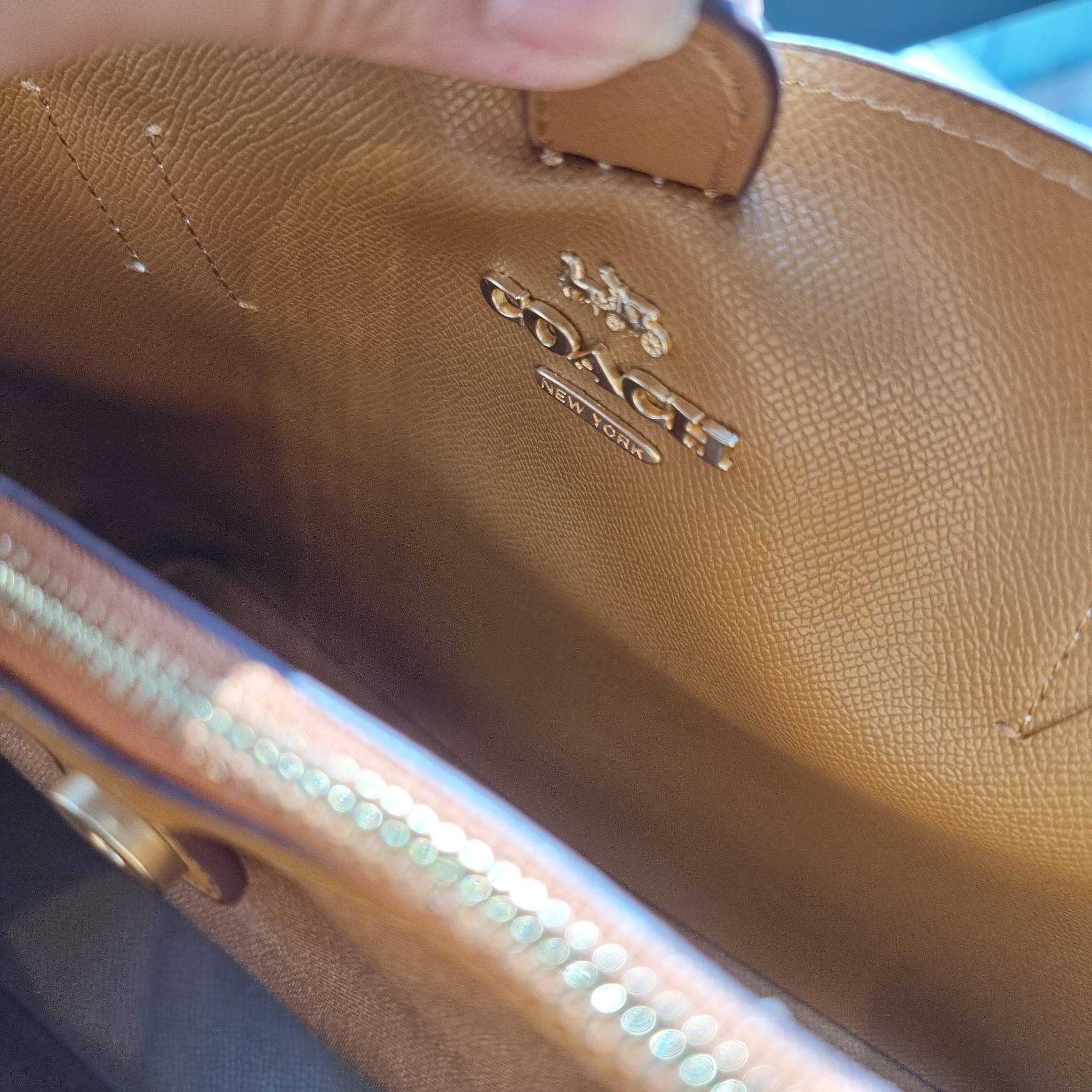 OUTLET 】COACH 73293 MINI AVENUE CARRYALL IN SIGNATURE CANVAS กระเป๋าสะพายรุ่นคลาสสิค คัมแบคแล้วจ้าแม่!! ไซส์กำลังสวย วัสดุหนังแคนวาสคุณภาพดี ด้านข้างเก็บทรงได้ เปิด-ปิดด้วยกระดุมแม่เหล็ก ใช้งานง่าย มีช่องซิป ใบนี้เห็นเล็กๆ แต่จุได้เยอะพอสมควรเลยน้า ɣ