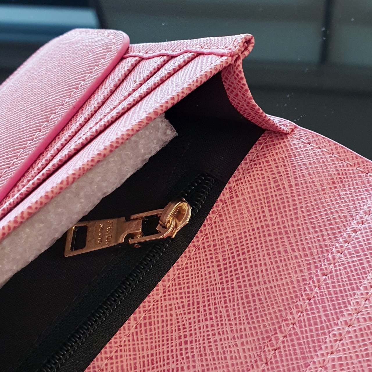 PRADA LONG WALLET กระเป๋าสตางค์รับทรัพย์ ทรงหรู จากแบรนด์ PRADA ลายหนัง SAFFIANO มีช่องใส่บัตร ถึง 12 ช่อง และช่องซิปใส่ของจุกจิกได้ น้ำหนักเบา จับถนัดมือ ขนาดกำลังดีคะ ถือแล้วดูดี อะไหล่ทองสุดหรู ใช้แล้วสวยแน่นอนค้า